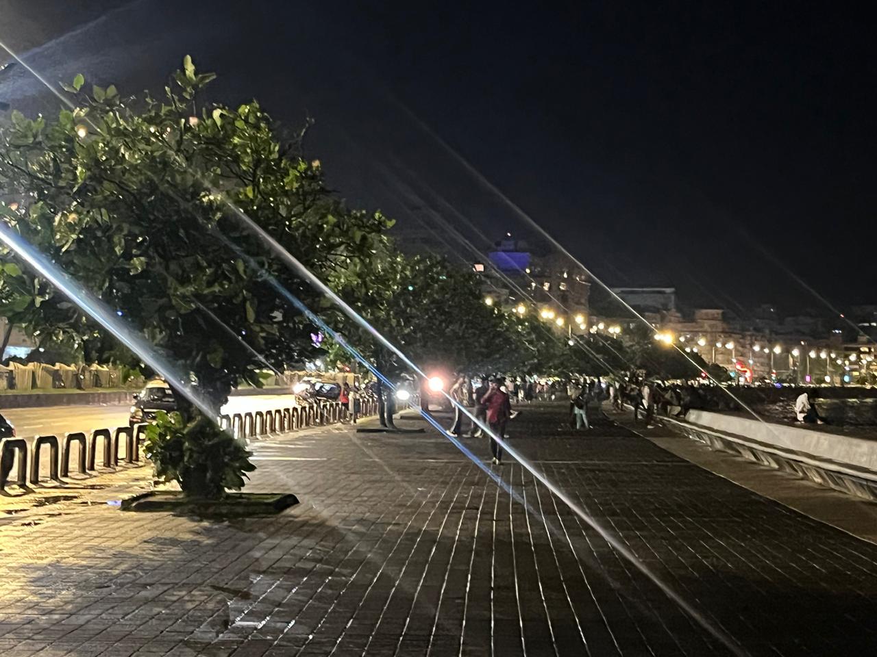 क्रिकेट विशेषज्ञों का भी मानना है कि खेल के प्रति लोग अपनी भक्ति और उत्साह व्यक्त करते हैं, लेकिन इस बार सामाजिक और राजनीतिक परिस्थितियों ने इसे थोड़ा प्रभावित किया.