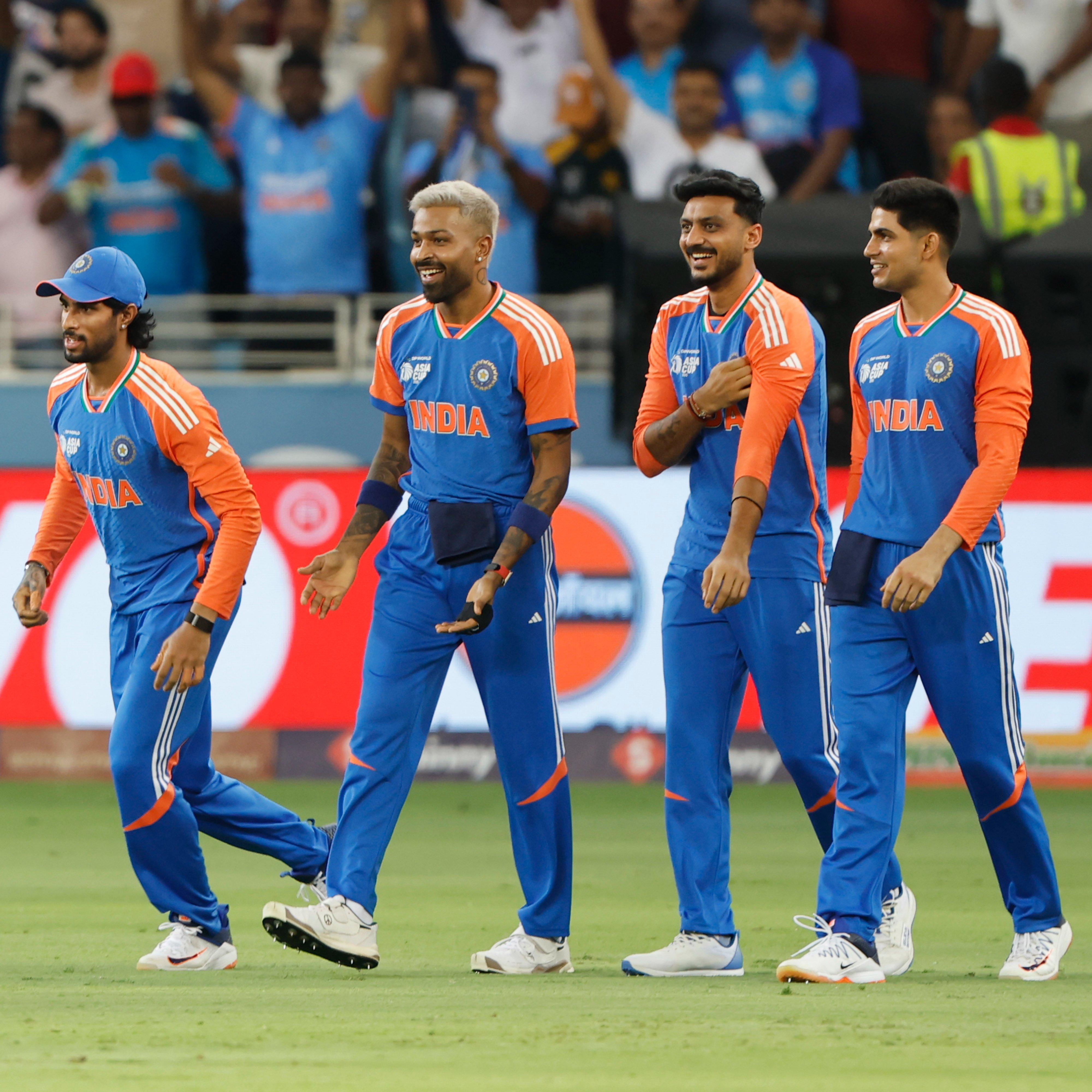 भारत ने इसका जवाब अपने बल्ले और गेंद दोनों से दिया. पाकिस्तान ने टॉस जीतकर पहले बल्लेबाज़ी चुनी, लेकिन भारतीय गेंदबाजों ने उन्हें सांस भी नहीं लेने दी. जसप्रीत बुमराह की घातक स्विंग और कुलदीप यादव की जादुई फिरकी के सामने पाकिस्तानी बल्लेबाज़ टिक न सके. 