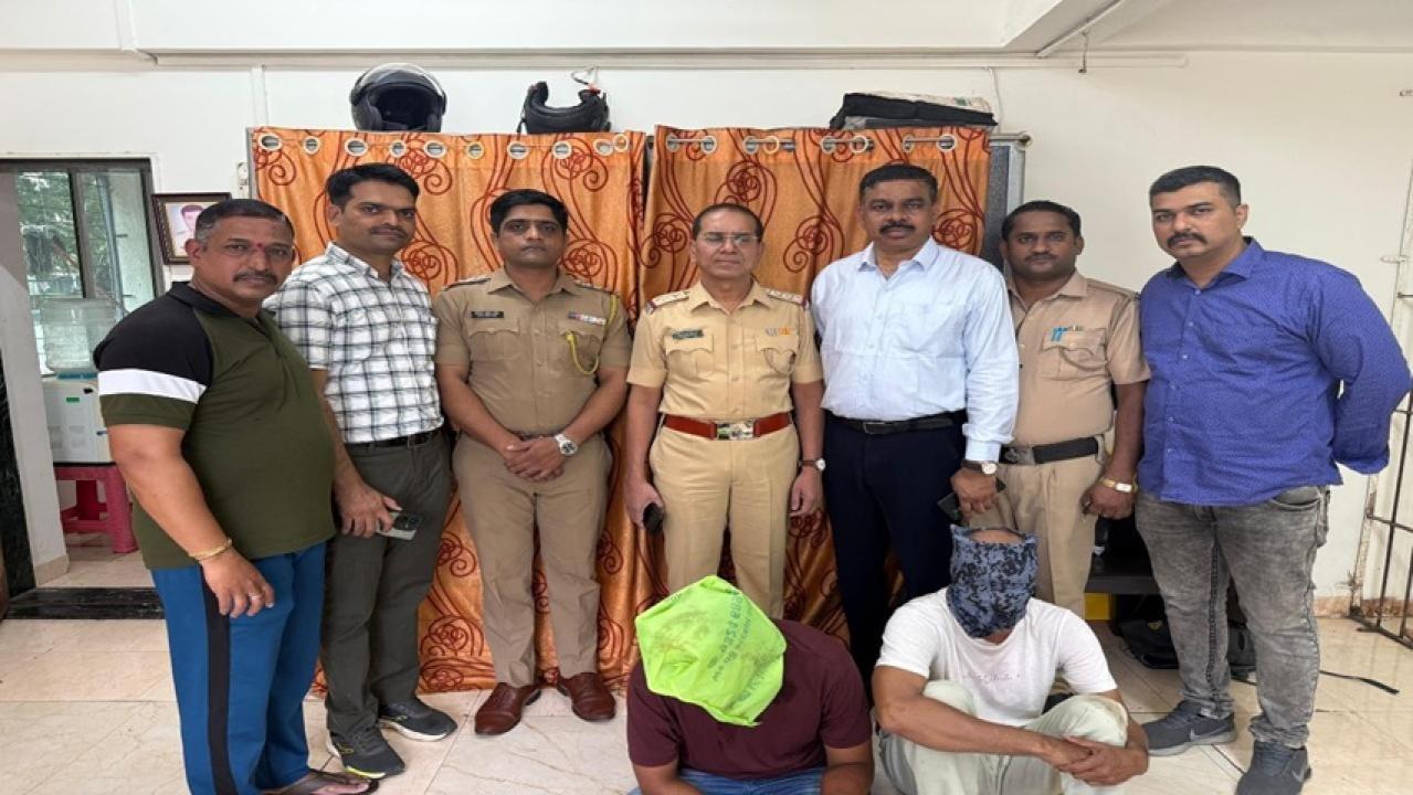दोनों के खिलाफ धोखाधड़ी, प्रतिरूपण और चोरी के कुल 25 पूर्व मामले दर्ज किए गए हैं.