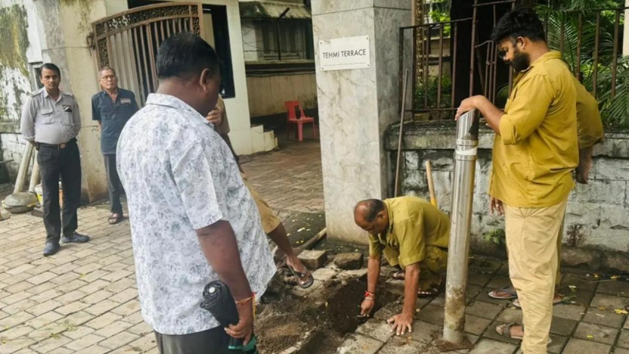 बीएमसी मोटर चालकों के प्रवेश को प्रतिबंधित करने के लिए फुटपाथ पर बोलार्ड लगा रही है.