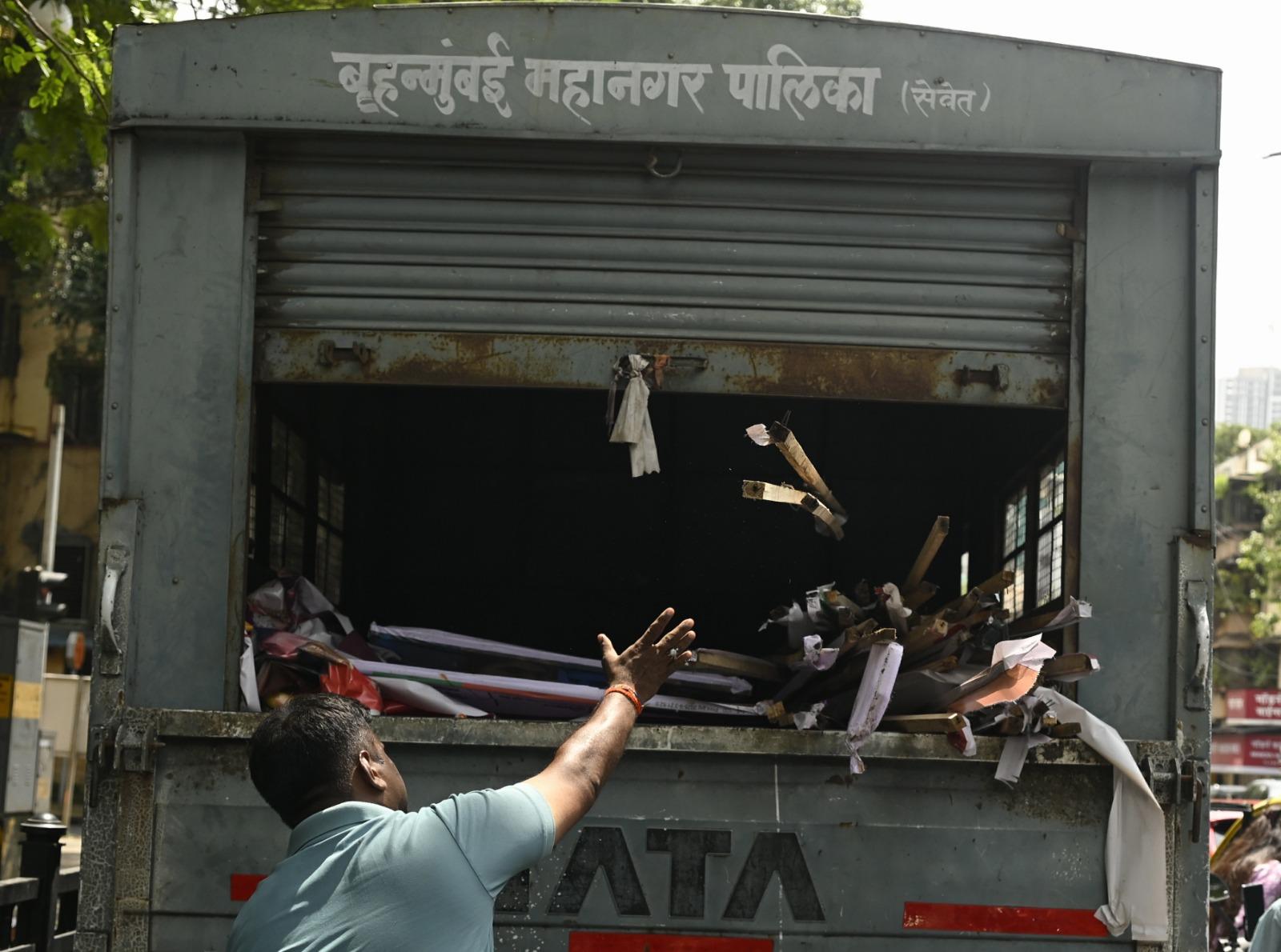 इसी क्रम में बीएमसी की टीम ने पूरे शिवाजी पार्क परिसर में मौजूद राजनीतिक बैनरों को हटा दिया. इस कार्रवाई की तस्वीरें सोशल मीडिया पर भी सामने आई हैं, जिनमें साफ देखा जा सकता है कि पार्क के प्रमुख हिस्सों से राजनीतिक बैनर हटाए गए हैं और जगह साफ-सुथरी दिखाई दे रही है. 