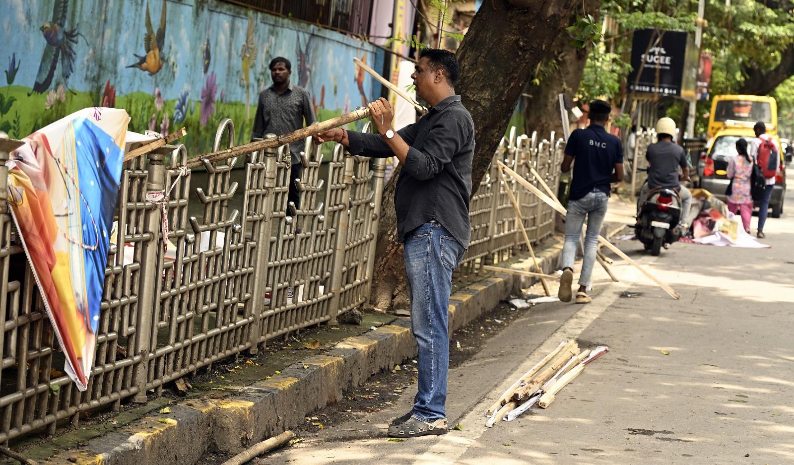 हालांकि, बीएमसी की टीम ने जांच के बाद पाया कि इनमें से कई बैनर सार्वजनिक नियमों के उल्लंघन में लगे हुए थे. बीएमसी अधिकारियों ने बताया कि नियमों का उल्लंघन करने वाले बैनरों को हटाने के लिए पहले नोटिस जारी किए गए थे, लेकिन कुछ बैनर हटाए जाने की प्रक्रिया लंबित थी. 