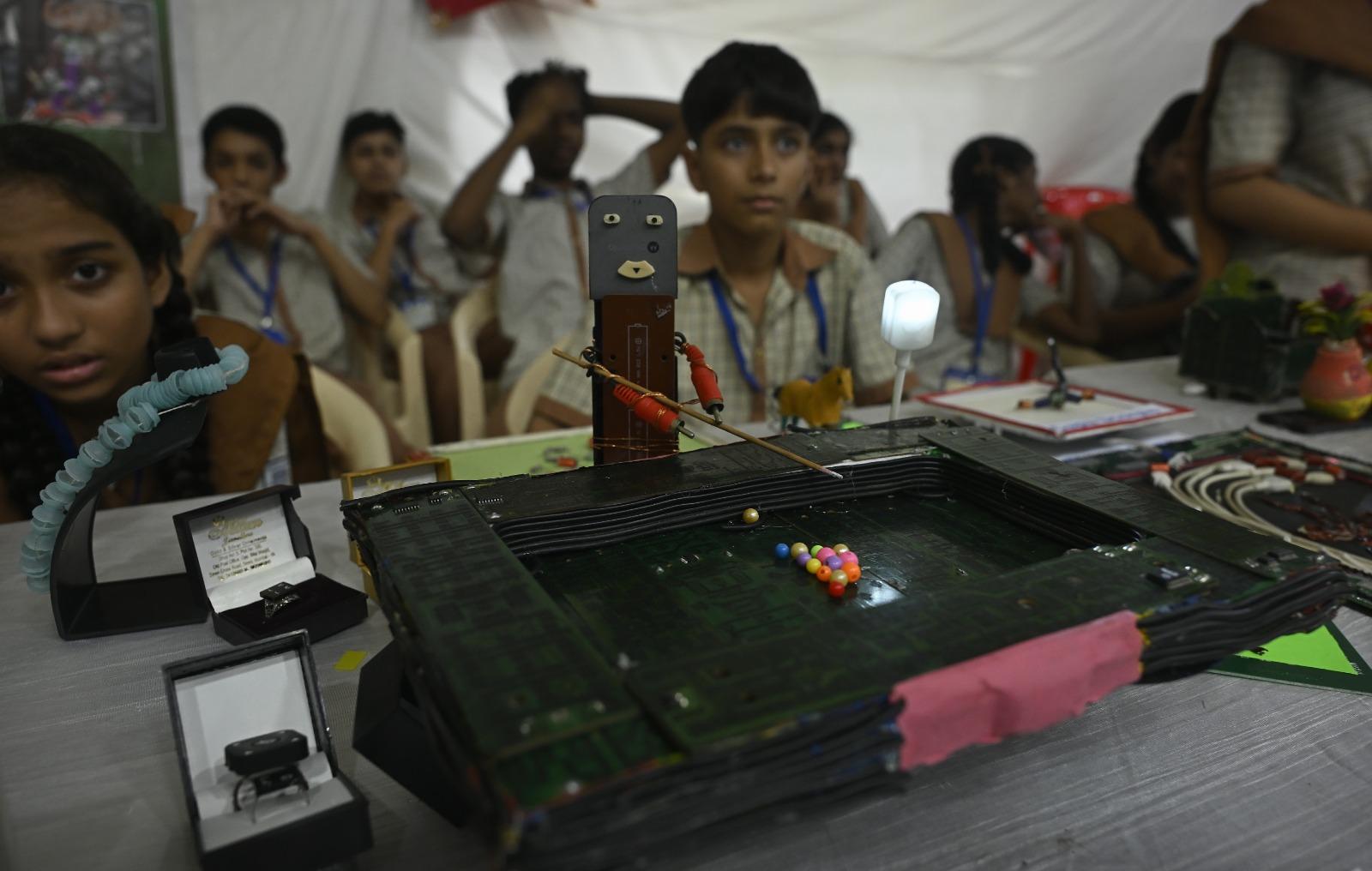 इलेक्ट्रोफाइन रीसाइक्लिंग प्राइवेट लिमिटेड के अधिकारियों ने कहा कि मुंबई जैसे महानगर में ई-कचरे का बढ़ता ढेर एक गंभीर चुनौती है.