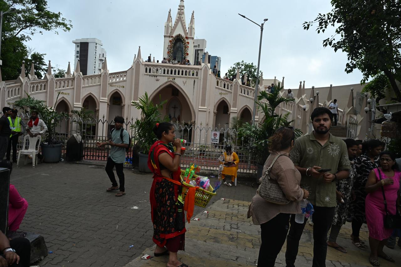 यह दृश्य न केवल श्रद्धालुओं के लिए बल्कि पर्यटकों के लिए भी आकर्षक और यादगार अनुभव बनता है.