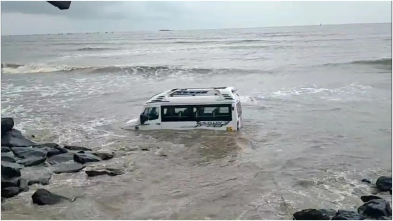 सोमवार को बस समुद्र तट पर फंस गई. तस्वीर/विशेष व्यवस्था