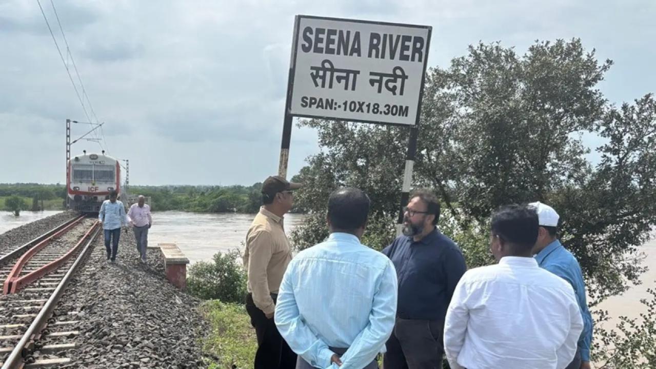 Iसोलापुर में बाढ़ का असर, रेल सेवाएं पटरी से उतरीं, मध्य रेलवे ने बढ़ाए प्रयास