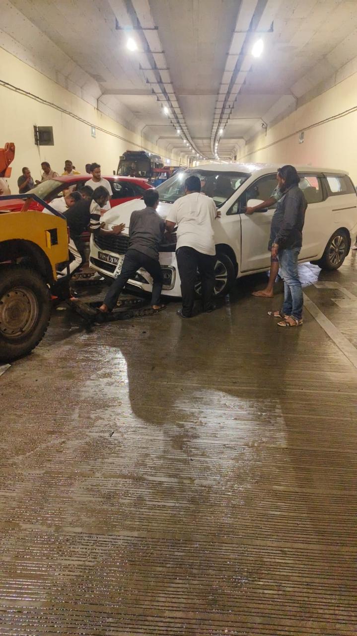 किआ कार को कुर्ला (पश्चिम) निवासी विनोद कुमार उपाध्याय (53) चला रहे थे, जो मरीन ड्राइव से बांद्रा की ओर जा रहे थे. इसी समय, फोर्ट के राठी मोदी स्ट्रीट निवासी विवेक रामबाबू सैनिक (20) द्वारा चलाई जा रही स्विफ्ट कार ने किआ कार को ओवरटेक करने की कोशिश की.