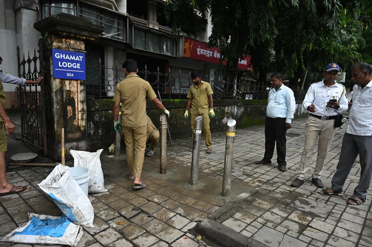 बीएमसी अधिकारियों के अनुसार, नया डिज़ाइन पैदल यात्रियों की सुरक्षा के साथ-साथ सड़क पर भीड़भाड़ को नियंत्रित करने में मदद करेगा.