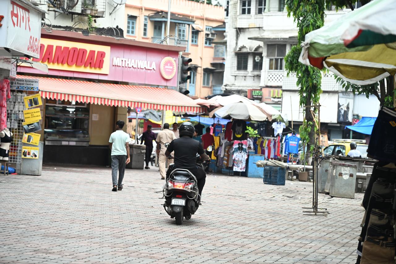 अधिकारी उम्मीद कर रहे हैं कि बोलार्ड डिज़ाइन पूरा होने के बाद फुटपाथ पर अतिक्रमण और दुर्घटनाओं की संख्या में कमी आएगी.