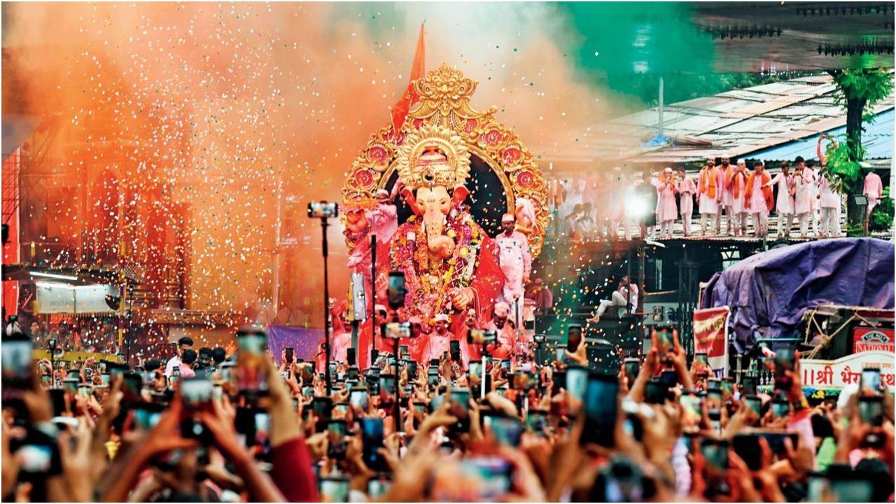 शनिवार, अनंत चतुर्दशी के दिन, साने गुरुजी मार्ग स्थित श्रॉफ बिल्डिंग के बाहर लालबागचा राजा के दर्शन करते भक्त. तस्वीर/सतेज शिंदे