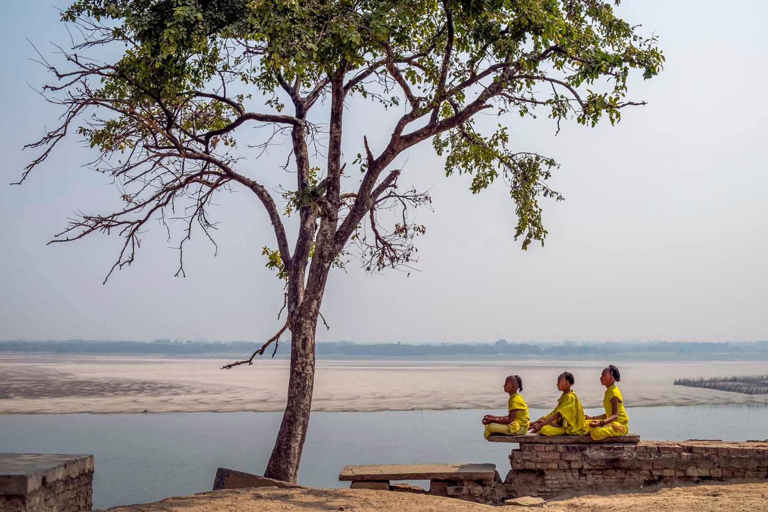 हमें मिर्ज़ापुर की महिला कालीन बुनकरों के बारे में बताएँ. उस प्रोजेक्ट से आपको सबसे महत्वपूर्ण क्या मिला और इसने शिल्प, श्रम और कलात्मकता के बारे में आपके नज़रिए को कैसे बदला?
महिला बुनकरों के साथ समय बिताने से मुझे एहसास हुआ कि वैश्विक पहुँच के बावजूद उनका काम कितना अदृश्य है. वे घंटों धागे गूँथने में बिताती हैं, लेकिन शायद ही कभी खुद तैयार कालीन देख पाती हैं. इसने मेरे नज़रिए को बदल दिया, अब मैं शिल्प को सिर्फ़ कलात्मकता ही नहीं, बल्कि सहनशीलता भी मानता हूँ, और श्रम को एक गहरी मानवीय अभिव्यक्ति के रूप में देखता हूँ जो मान्यता की हक़दार है.