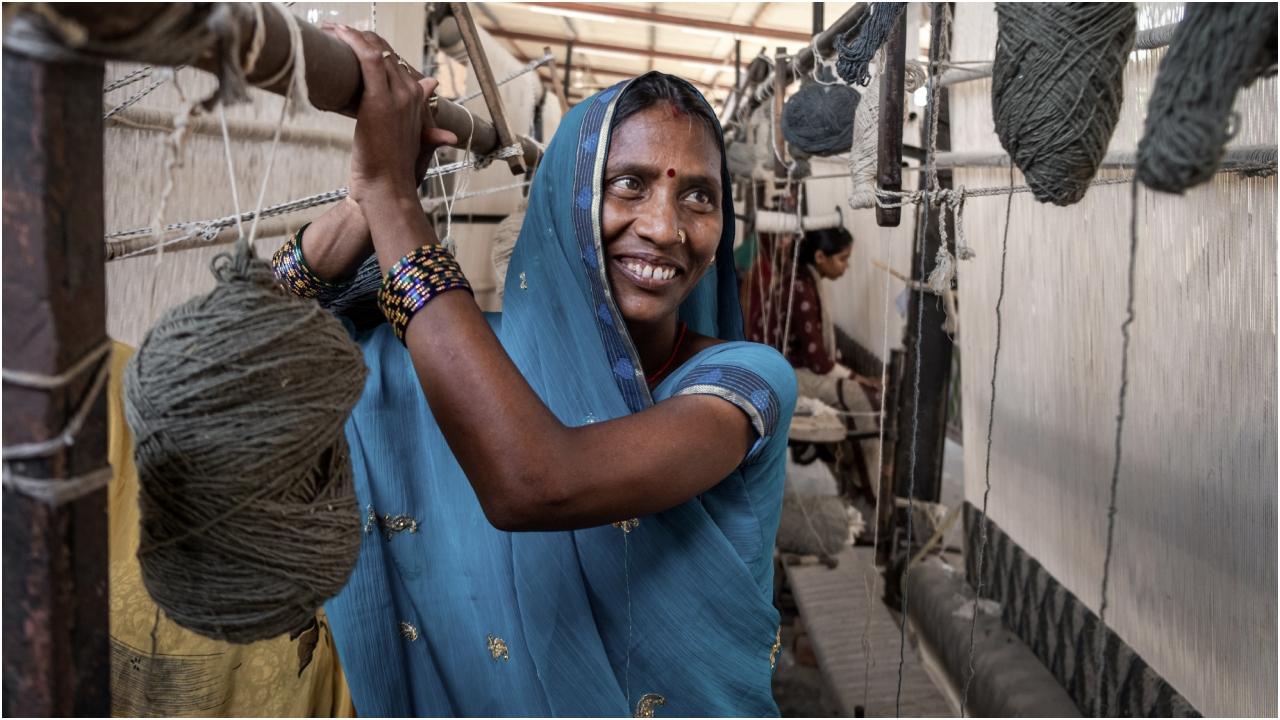 आप उन महत्वाकांक्षी डॉक्यूमेंट्री और ट्रैवल फ़ोटोग्राफरों को क्या सलाह देंगे जो प्रभावशाली काम करना चाहते हैं?
मेरी सलाह है कि धैर्य और ईमानदारी बरतें. सिर्फ़ `परफ़ेक्ट शॉट` के पीछे न भागें, बल्कि उस पल की सच्चाई का पीछा करें. लोगों के साथ समय बिताएँ, शूट करने से ज़्यादा उनकी बात सुनें, और अपनी तस्वीरों को सौंदर्यबोध के बजाय सहानुभूति से प्रेरित होने दें. प्रभावशाली काम ईमानदारी से आता है.
राना पांडे के साथ हमारी बातचीत के साथ यह स्पष्ट है कि उनकी फ़ोटोग्रॉफी सिर्फ़ तस्वीरों का संग्रह नहीं है; यह मानवीय जुड़ाव और सहानुभूति की शक्ति का प्रमाण है. वह हमें याद दिलाते हैं कि सबसे प्रभावशाली कहानियाँ अक्सर शांत, रोज़मर्रा के पलों में ही मिलती हैं, और एक तस्वीर बदलाव का उत्प्रेरक हो सकती है. राना का काम एक सशक्त आह्वान है, जो हम सभी को और करीब से देखने, ज़्यादा ध्यान से सुनने, और उस साझा मानवता को पहचानने का आग्रह करता है जो हम सभी को एकजुट करती है.