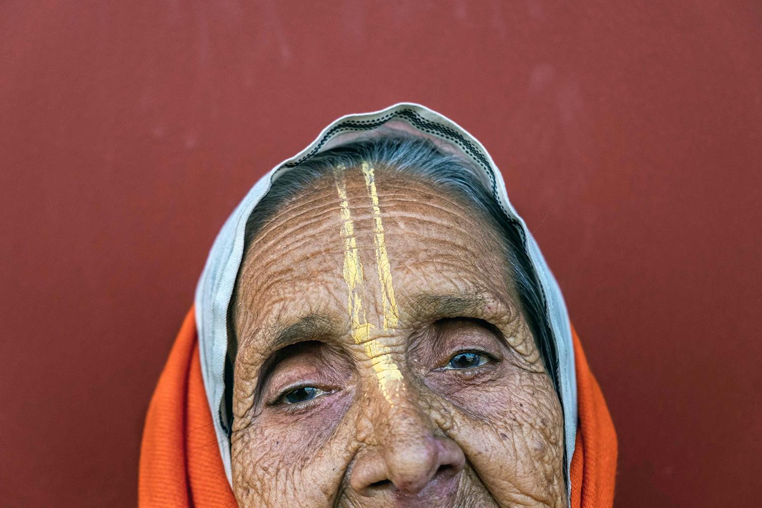 आपने `Altars of Yearning: How India Prays` किताब में योगदान दिया है. इस प्रोजेक्ट के पीछे क्या प्रेरणा थी, और इस पर काम करते हुए आपने आस्था और भक्ति के बारे में क्या सीखा?
प्रेरणा भारत में भक्ति के विभिन्न रूपों को जानने की थी, सबसे जटिल अनुष्ठानों से लेकर प्रार्थना के सबसे सरल कार्यों तक. मैंने जो सीखा वह यह है कि आस्था अक्सर धर्म से ऊपर होती है, यह लचीलेपन, आशा और जुड़ाव की मानवीय आवश्यकता के बारे में ज़्यादा है.
