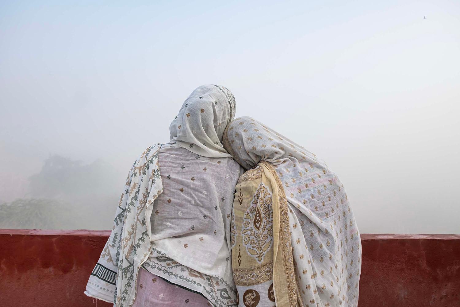 आपका काम इंटरनेशनल लेवल पर प्रदर्शित हो चुका है. अपनी तस्वीरों को प्रदर्शित होते देखकर कैसा लगता है, और आप क्या उम्मीद करते हैं कि दर्शक क्या सीखेंगे?
रूस या मेक्सिको जैसी जगहों पर दीवारों पर अपना काम देखना सुकून देने वाला होता है. यह मुझे याद दिलाता है कि भारत के एक छोटे से गाँव में निहित कहानियाँ हज़ारों मील दूर किसी के साथ भी जुड़ सकती हैं. मैं उम्मीद करता हूँ कि दर्शक सहानुभूति, यह समझ लेकर जाएँ कि ये जीवन और संघर्ष हमारे अपने जीवन से हमारी सोच से कहीं ज़्यादा तरीकों से जुड़े हैं.