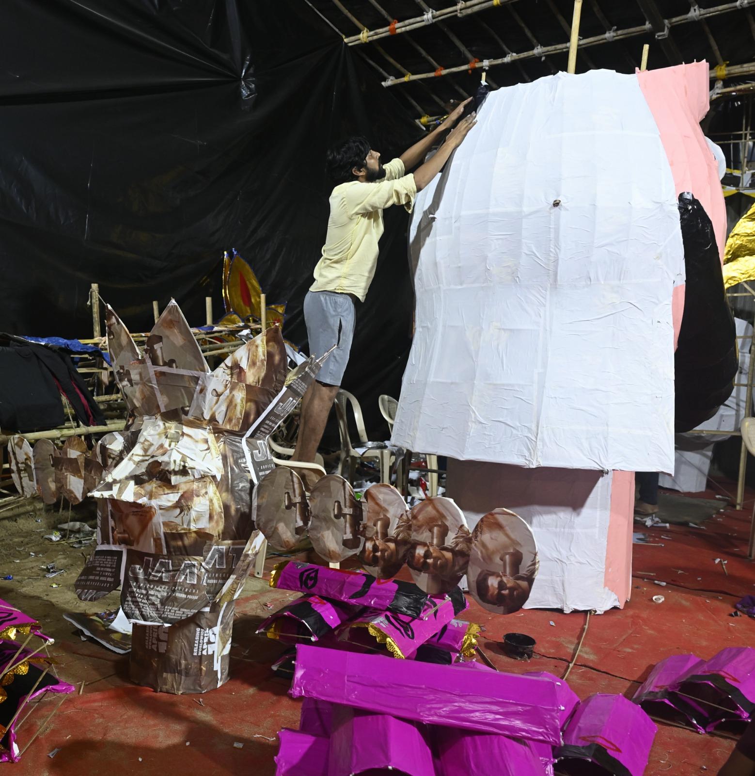 स्थानीय प्रशासन और पुलिस ने भी सुरक्षा व्यवस्था कड़ी कर दी है. भीड़ के नियंत्रण, आग बुझाने के उपकरण और प्राथमिक चिकित्सा केंद्रों की व्यवस्था की गई है. 