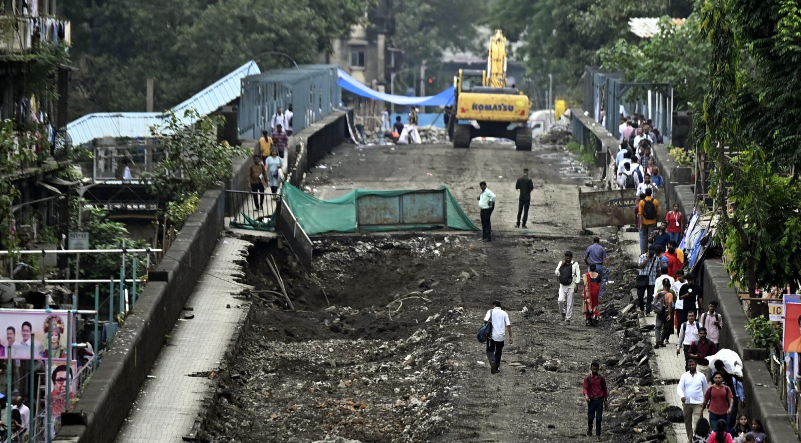 अधिकारी यह भी बता रहे हैं कि पूरी प्रक्रिया अगले कुछ महीनों में पूरी कर ली जाएगी, ताकि नया एलिवेटेड कनेक्टर समय पर बनकर तैयार हो सके.