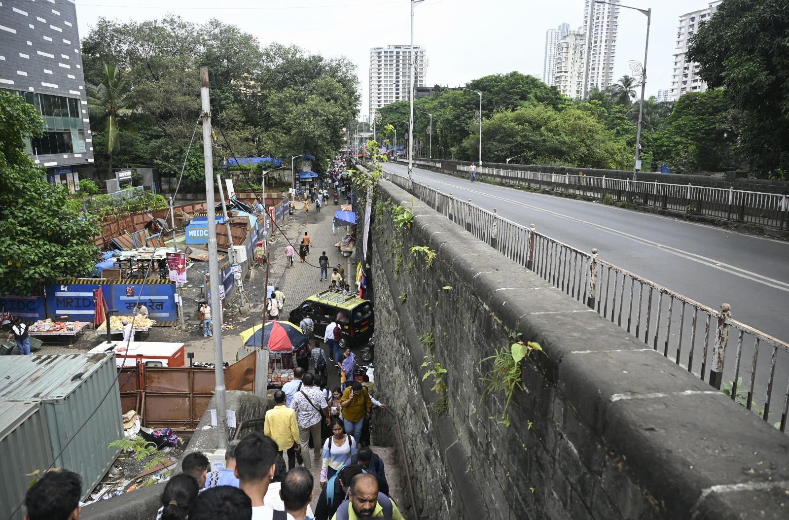 इसके लिए दो 800 मीट्रिक टन क्षमता वाली मेगा-क्रेनों का इस्तेमाल होगा. काम के दौरान यात्री सुरक्षा और रेल संचालन में न्यूनतम व्यवधान सुनिश्चित करने के लिए विस्तृत योजना तैयार की जा रही है.