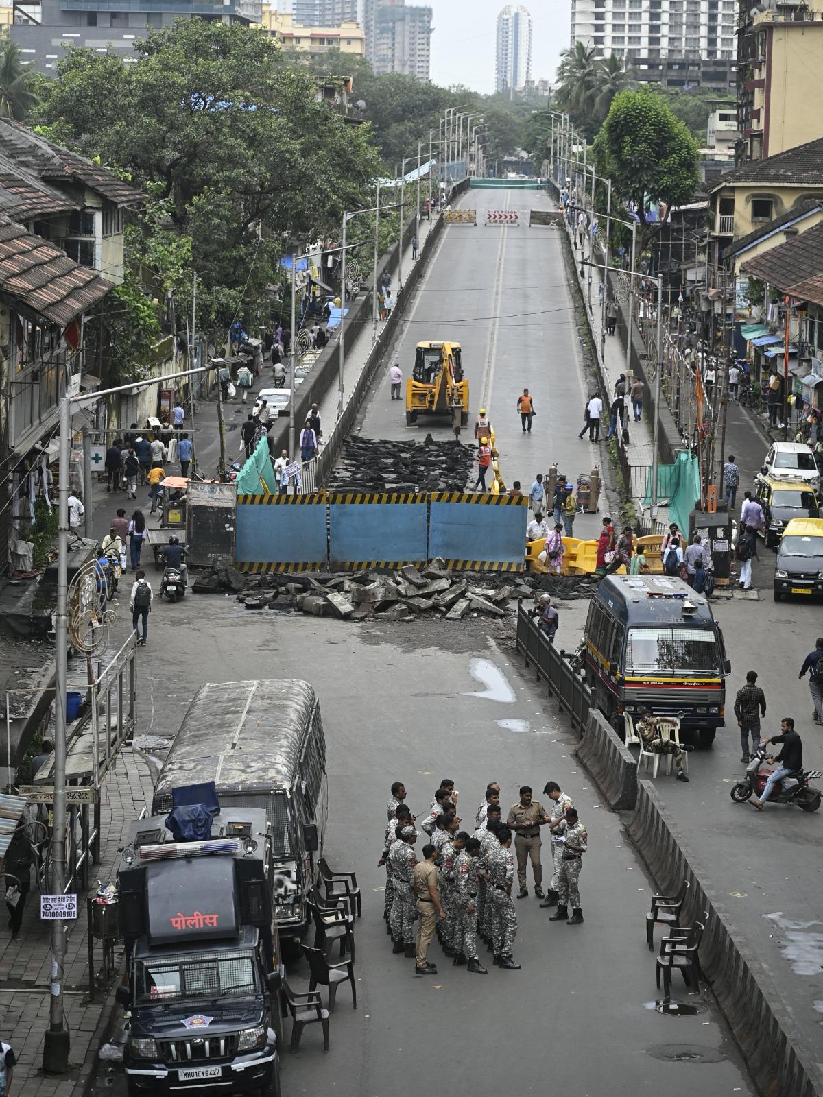 स्थानीय संगठन ‘चकाचक दादर’ ने मांग की है कि पहले से प्रस्तावित डीपी रोड योजना को तुरंत आगे बढ़ाया जाए ताकि जनता को राहत मिल सके. फिलहाल, नया डबल-डेकर ब्रिज बनने तक मुंबईकरों को ट्रैफिक और भीड़ का सामना करना ही पड़ेगा.