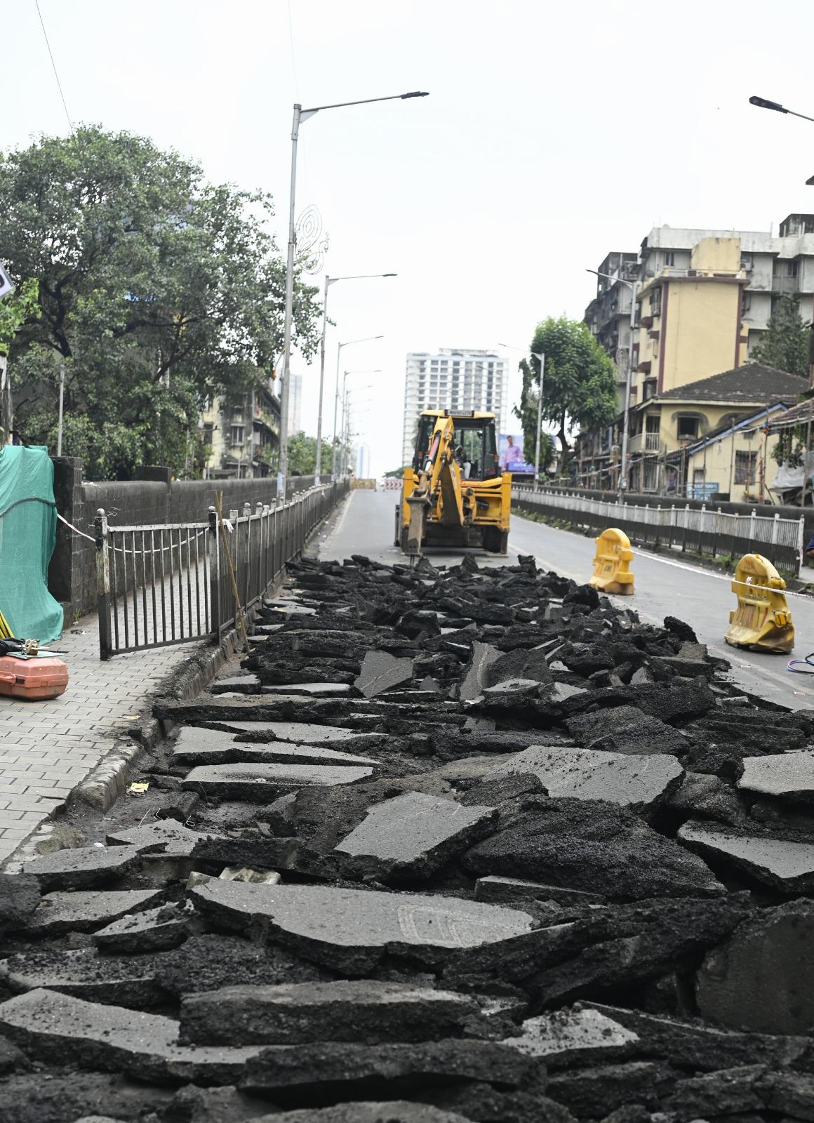 नए डबल-डेकर ब्रिज का कुल रेलवे विस्तार 132 मीटर होगा. इसका निचला डेक 2+2 लेन (फुटपाथ सहित) के साथ स्थानीय यातायात के लिए परेल-प्रभादेवी पूर्व-पश्चिम संपर्क को जोड़ेगा, 