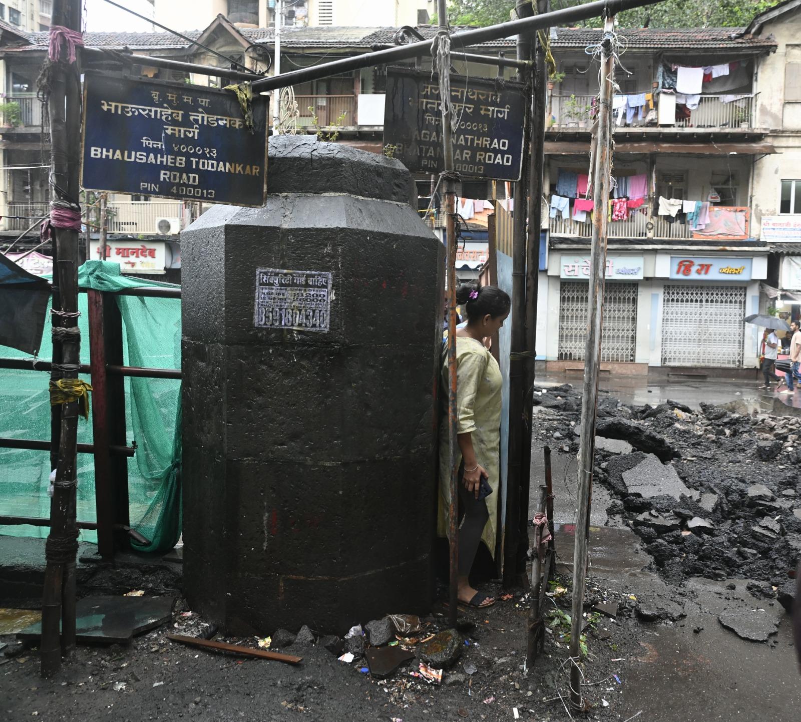 अधिकारियों ने यात्रियों को पहले ही चेतावनी दी है कि निर्माण अवधि के दौरान वैकल्पिक मार्गों का उपयोग करें, ताकि किसी भी संभावित हादसे से बचा जा सके.