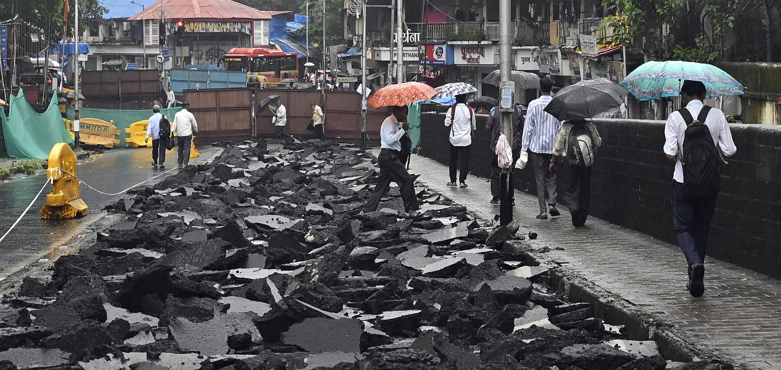 स्थानीय प्रशासन और यातायात पुलिस ने इस क्षेत्र में चेतावनी संकेत और बैरिकेड लगाए हैं, लेकिन इसके बावजूद लोग नियमों की अनदेखी कर रहे हैं. 