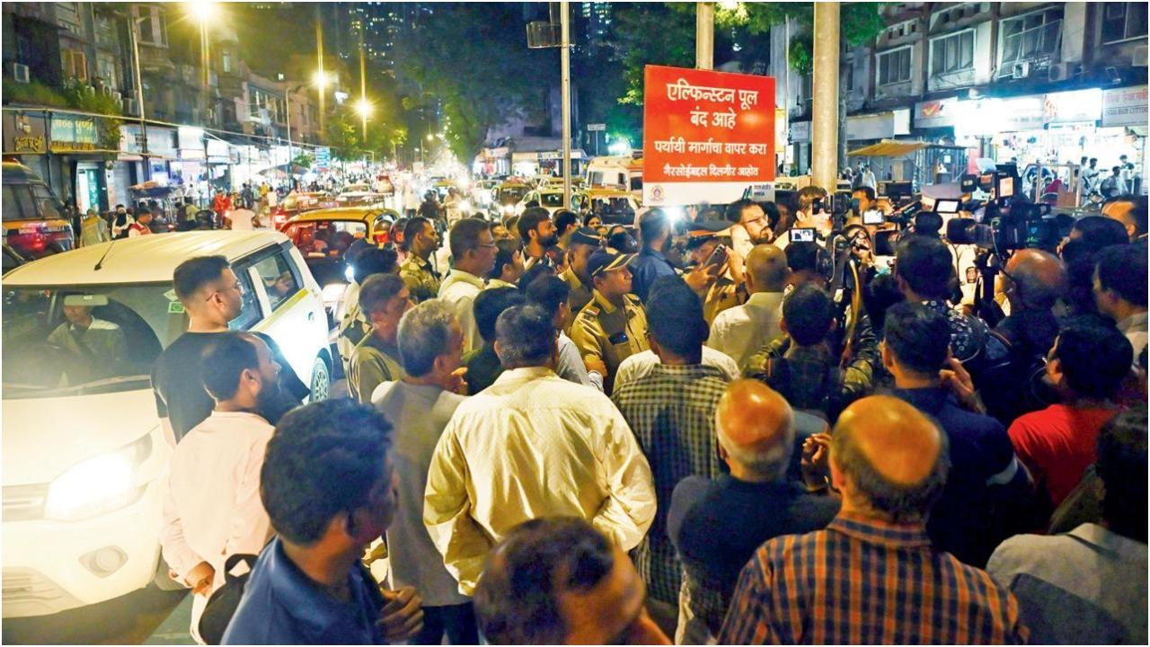 IMumbai: नहीं बंद होगा एल्फिन्स्टन ब्रिज, प्रदर्शनकारियों ने ध्वस्त की योजना