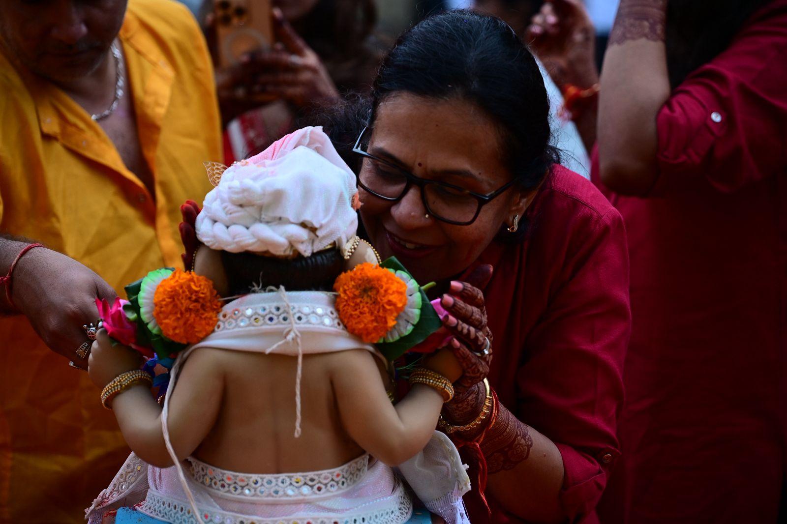 पर्यावरणीय प्रभाव कम करने के लिए, नगर निगम ने अनिवार्य किया कि छह फीट से कम ऊँची पीओपी मूर्तियाँ केवल कृत्रिम तालाबों में ही विसर्जित हों. 