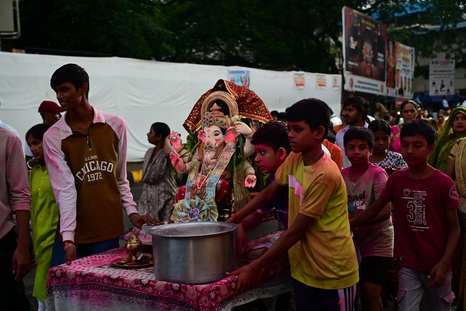छह फीट तक की छोटी मूर्तियाँ कृत्रिम तालाबों में विसर्जित की गईं, जबकि ऊँची मूर्तियों को प्राकृतिक जलाशयों में विसर्जित नहीं करने की अनुमति थी.