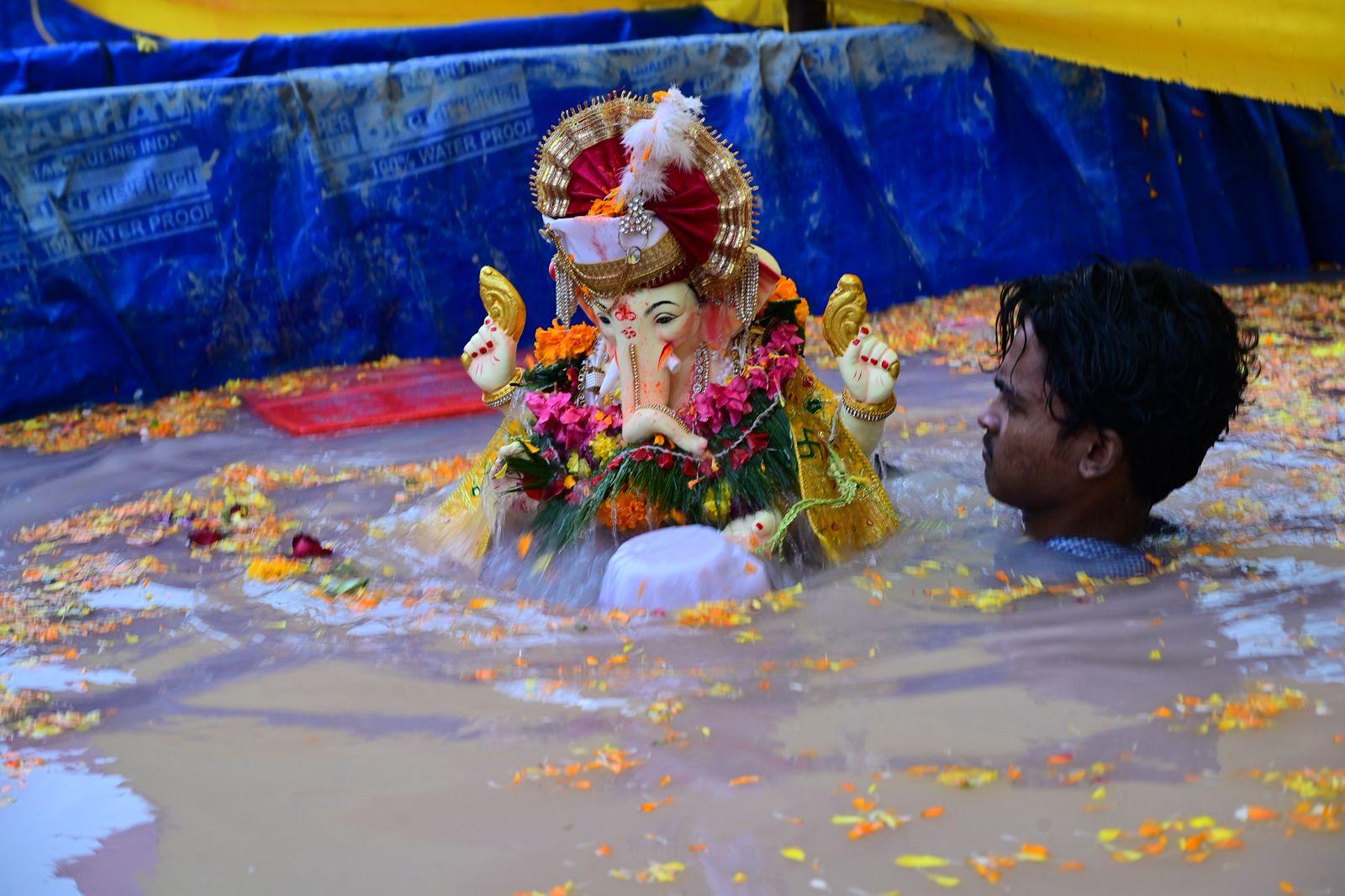 जिनमें चौपाटी, समुद्र तट और विभिन्न तालाब शामिल हैं. नागरिकों को घर पर बाल्टी या ड्रम में छोटी पर्यावरण-अनुकूल मूर्तियाँ विसर्जित करने के लिए भी प्रोत्साहित किया गया.