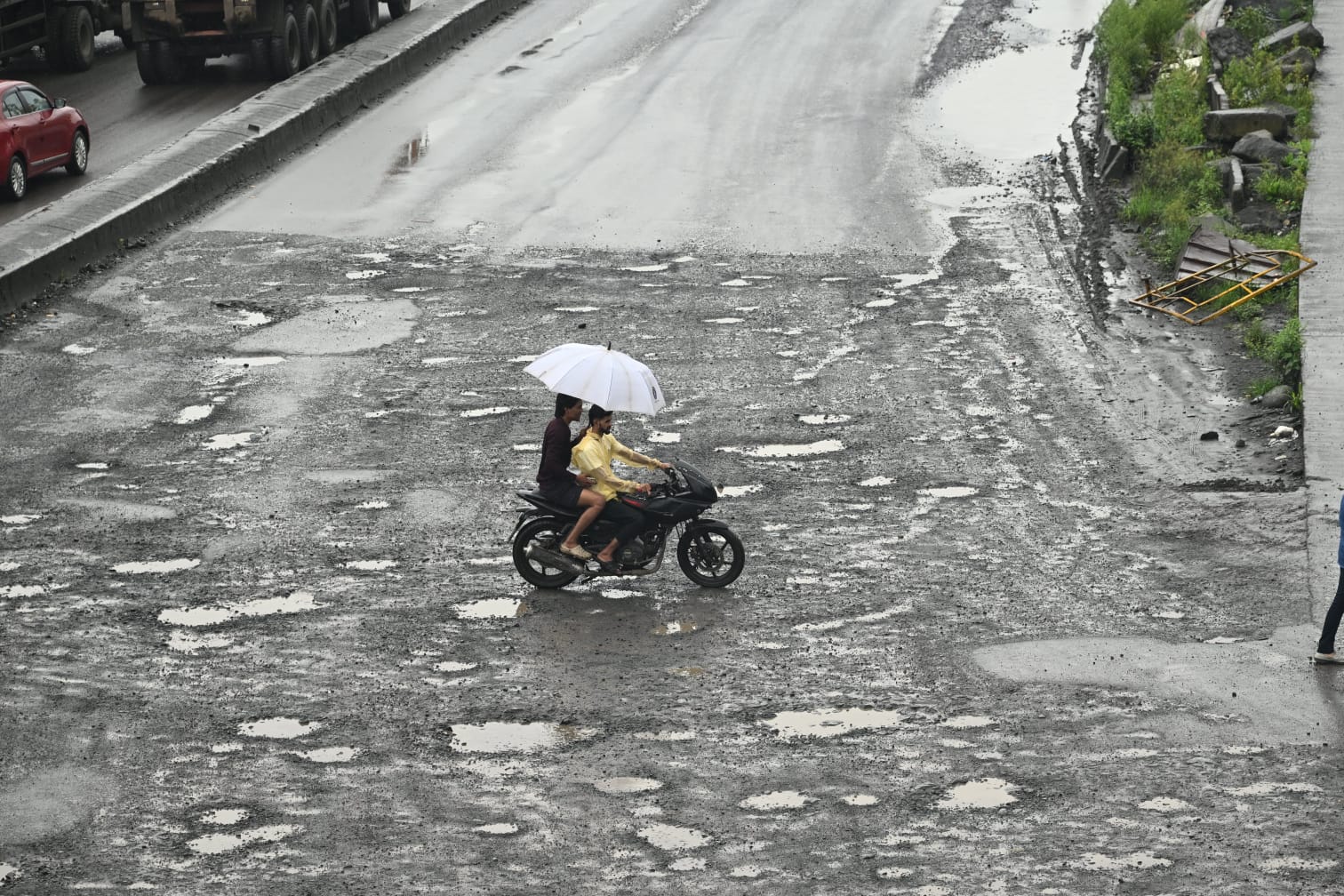 नगरपालिका के अधिकारियों ने कहा है कि समस्या को लेकर शिकायतें मिल रही हैं और मरम्मत का काम जल्द ही शुरू किया जाएगा. 