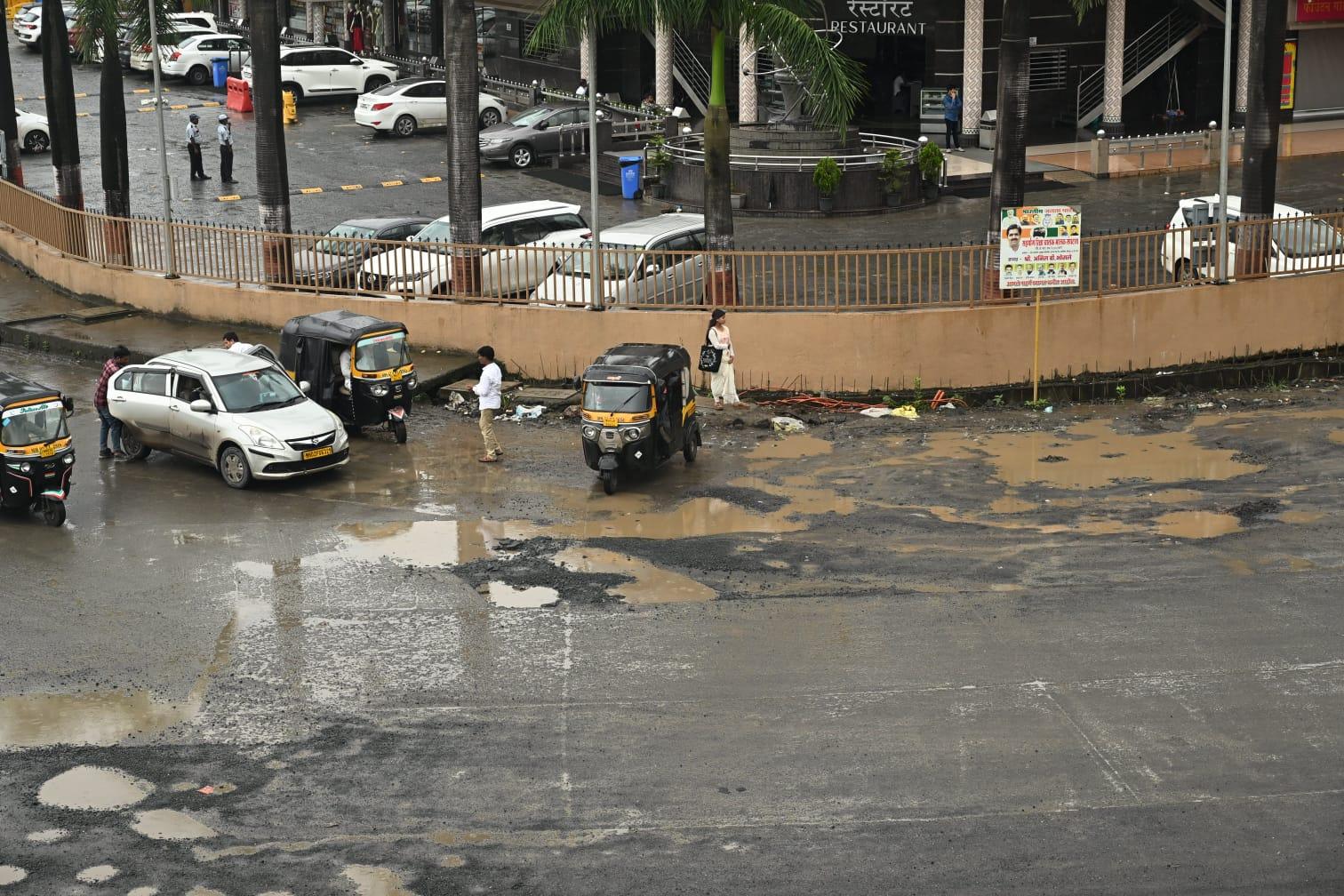 बारिश के मौसम में गड्डे और भी गहरे हो गए हैं, जिससे सड़क और भी खतरनाक हो गई है. 