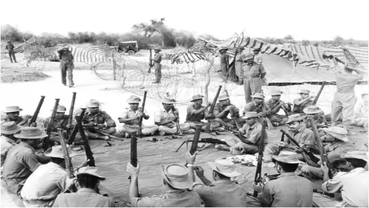 1965 में भारत-पाक युद्ध के दौरान अपने हथियार साफ़ करते जवानों की एक तस्वीर. फ़ाइल चित्र