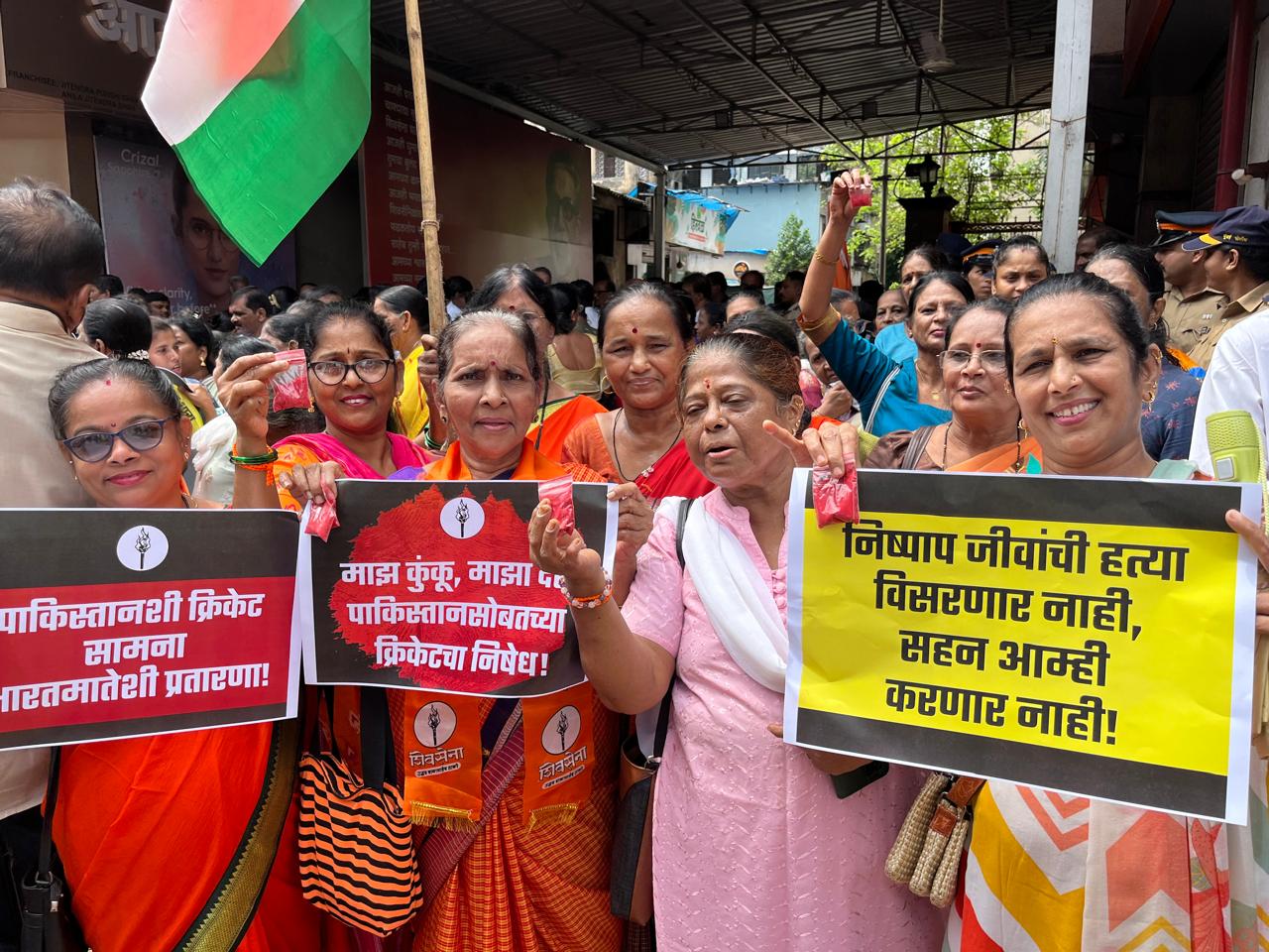 इस विरोध प्रदर्शन में उपस्थित कार्यकर्ताओं ने जोर देकर कहा कि आतंकवाद और राष्ट्रभक्ति के मामलों पर किसी भी तरह का समझौता अस्वीकार्य है. 