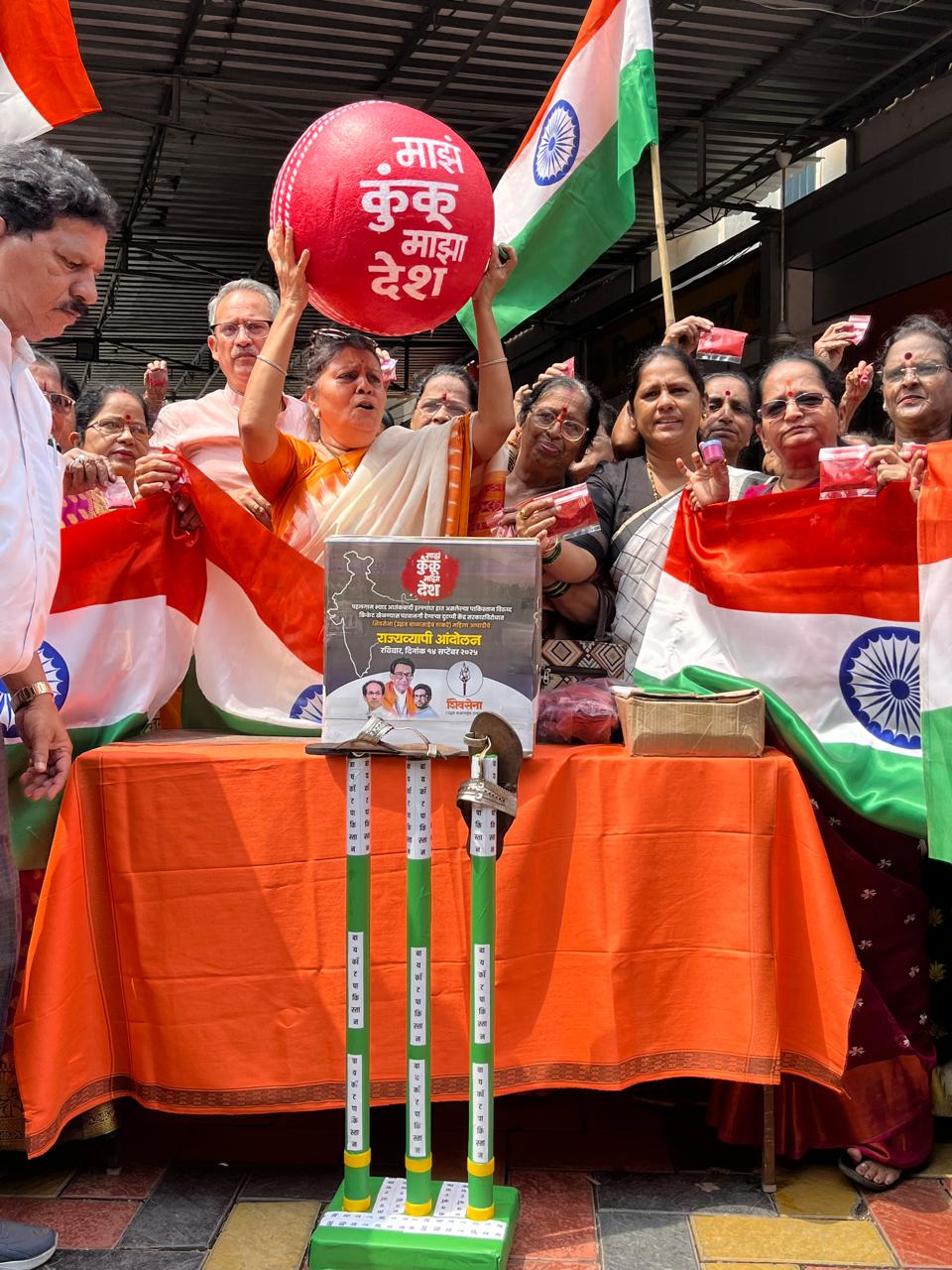 उन्होंने कहा कि यह मैच राष्ट्रीय भावनाओं का अपमान है, क्योंकि सैनिक सीमा पर देश की रक्षा में अपने प्राण न्योछावर कर रहे हैं. 