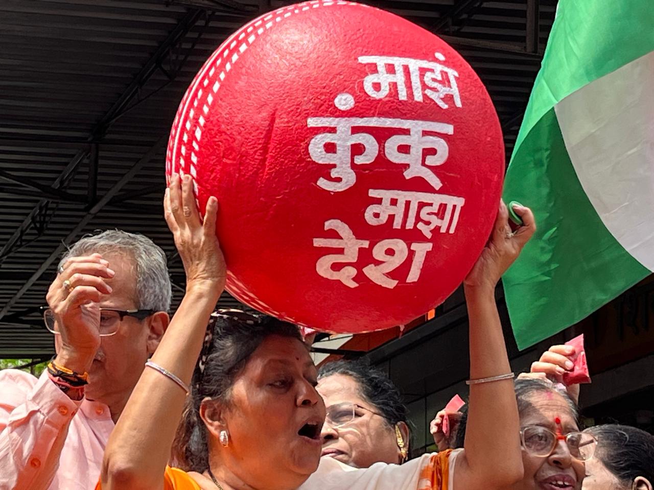 उन्होंने इसे आतंकवाद और राष्ट्रभक्ति का मुद्दा बताया और भाजपा केंद्र सरकार पर भी निशाना साधा. ठाकरे ने कहा कि खेल को देशभक्ति के बहाने पेश करना सही नहीं है.