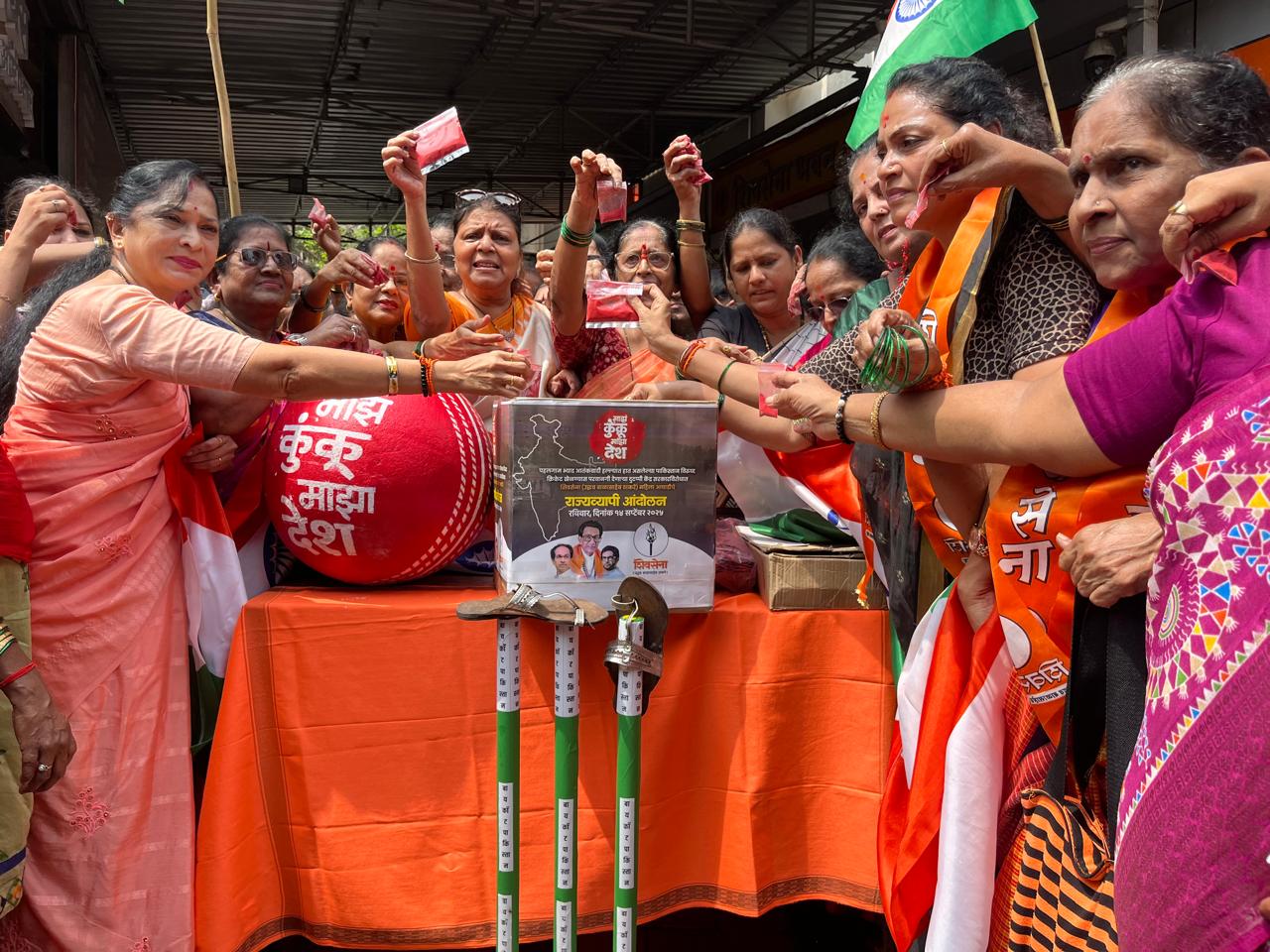 प्रदर्शन में शामिल कई लोग भी नारे लगाते हुए इस आंदोलन का समर्थन करते नजर आए.