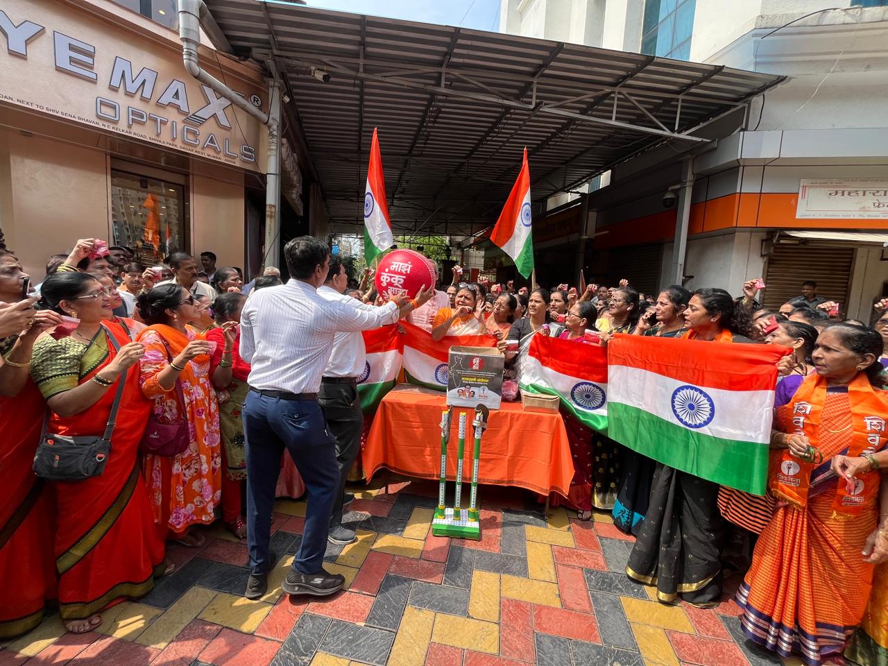 इससे पहले, शनिवार को शिवसेना प्रमुख उद्धव ठाकरे ने मुंबई में एक प्रेस कॉन्फ्रेंस के दौरान भारत-पाकिस्तान क्रिकेट मैच का विरोध किया था. 