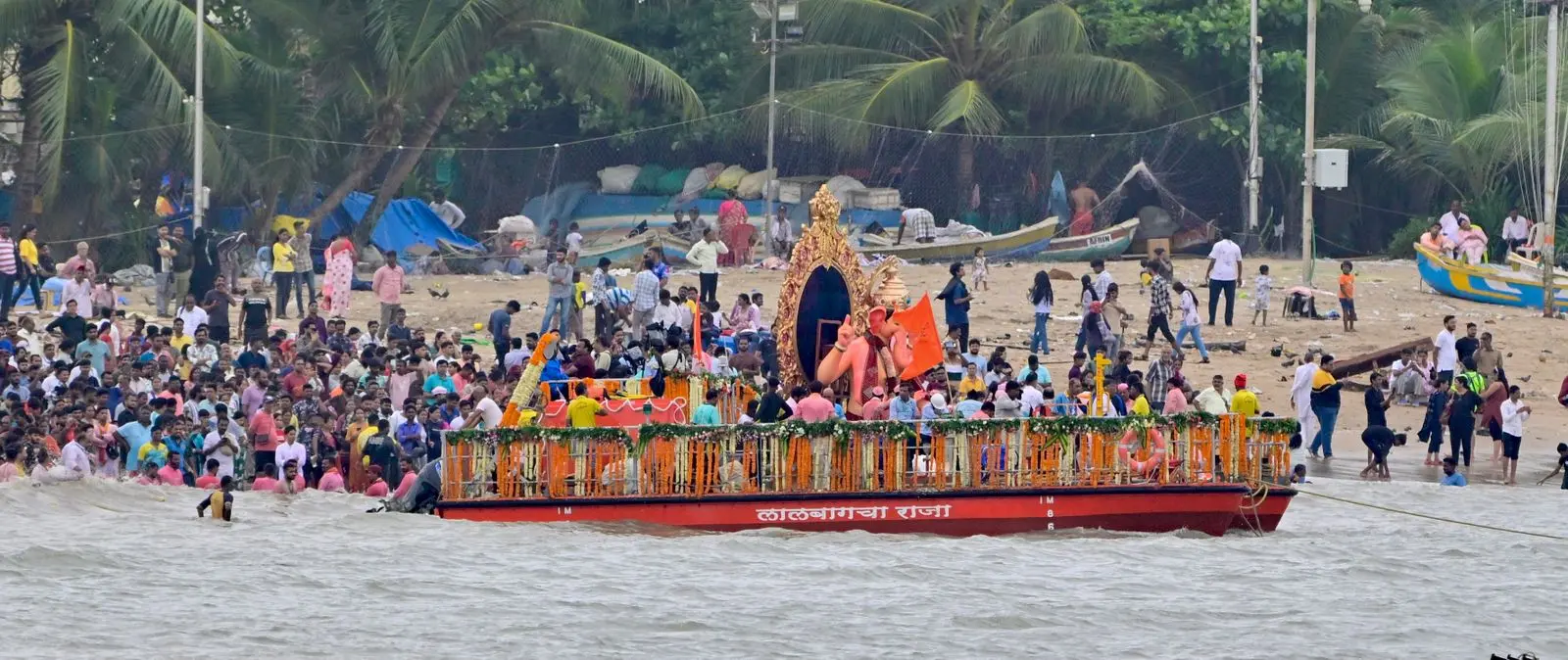 लालबागचा राजा मंडल ने इस अप्रत्याशित देरी के लिए भक्तों से क्षमा मांगी और मुंबई पुलिस सहित कोली समुदाय का आभार व्यक्त किया. 