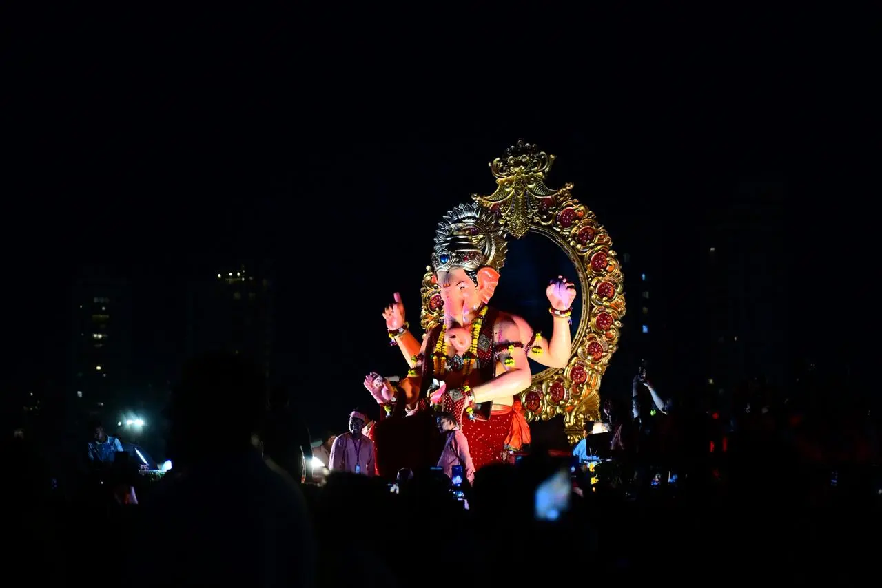सभी लोग लगातार कोशिश कर रहे थे कि बप्पा का विसर्जन सुरक्षित और सम्मानजनक तरीके से पूरा हो. उन्होंने कहा कि रात 10.30 बजे के बाद ही विसर्जन संभव हो पाया क्योंकि हजारों भक्त अंतिम विदाई देने के लिए चौपाटी पर डटे रहे.