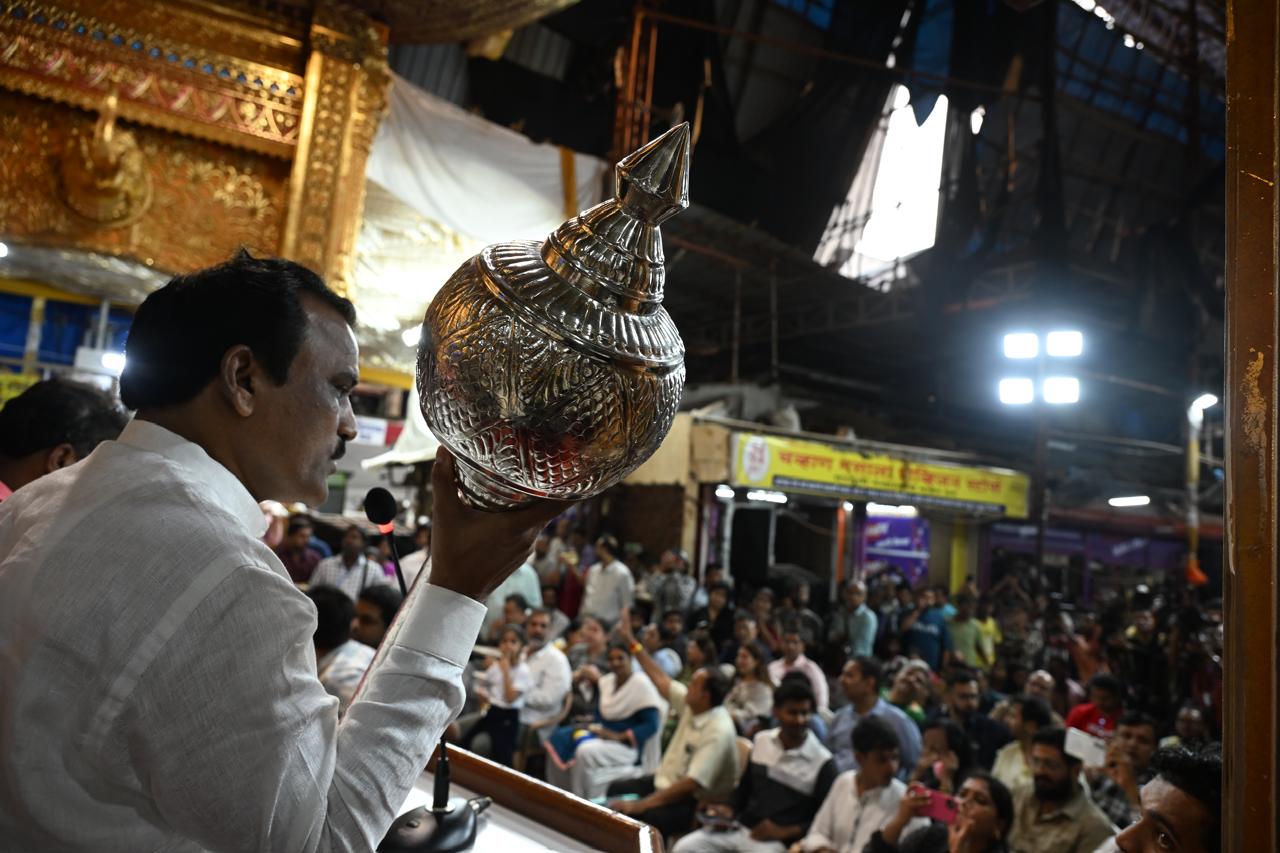 गोरेगांव के सुयोग वर्दे ने अपने चाचा की निजी मन्नत पूरी करते हुए 38,000 में चांदी का मूषक खरीदा. उन्होंने कहा, “मेरे चाचा ने मुझे लालबागचा राजा से किसी भी कीमत पर एक मूषक घर लाने को कहा था और मैंने ऐसा ही किया.”