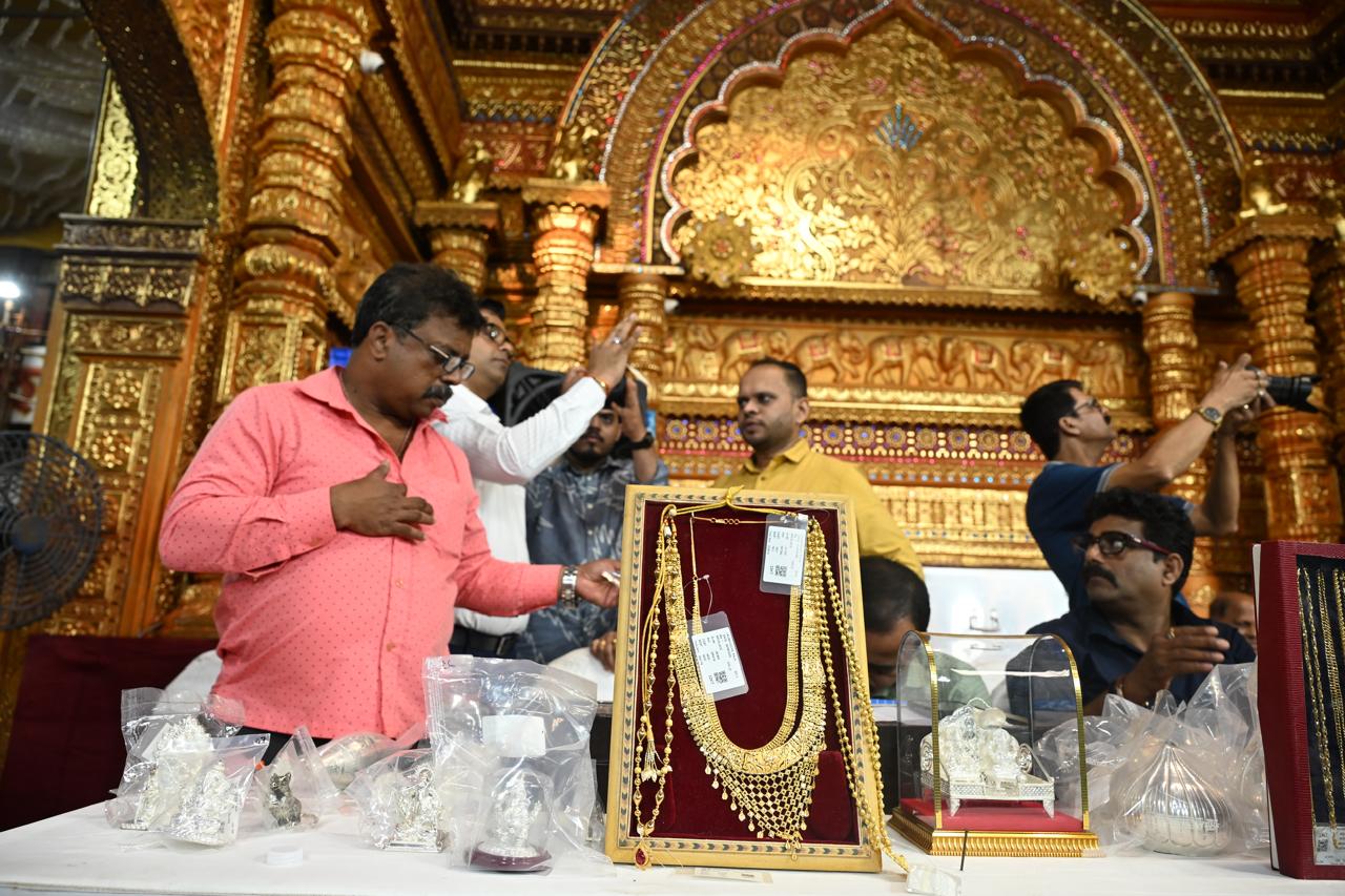 वहीं, दिन की सबसे ऊंची बोली पनवेल निवासी अशोक चोरडिया ने 61,000 लगाकर चांदी का विशाल मोदक जीतकर लगाई. 