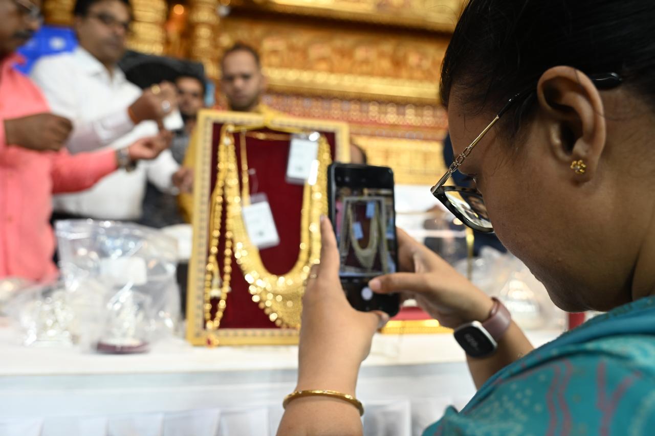 सबसे पहले सफल बोलीदाताओं में मुलुंड निवासी नागेश देसाई रहे, जिन्होंने 5,000 से शुरू हुई बोली में 50,000 की ऊंची बोली लगाकर 56 ग्राम की चांदी की गणपति मूर्ति अपने नाम कर ली. 
