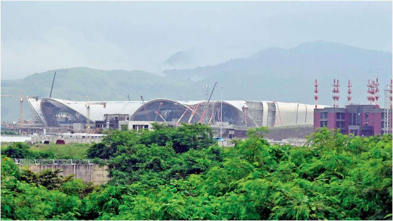 19 सितंबर को नवी मुंबई अंतर्राष्ट्रीय हवाई अड्डे पर अभी भी काम जारी था. चित्र/सतेज शिंदे