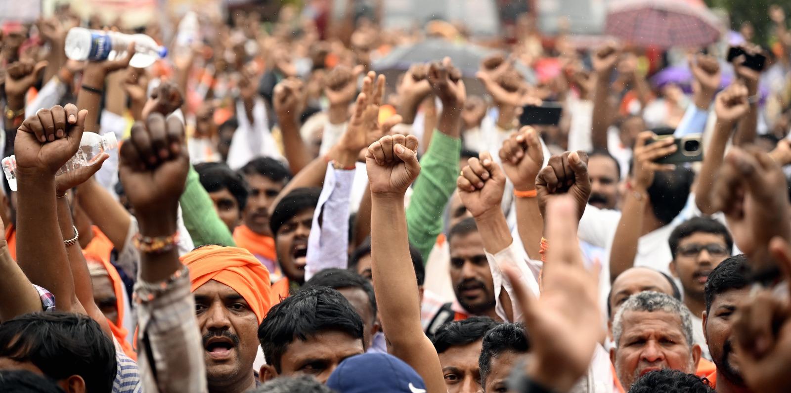 सुरक्षा बलों ने भीड़ को नियंत्रित रखने के लिए यात्रियों और प्रदर्शनकारियों को अलग-अलग रास्तों से गुजरने की सलाह दी है.