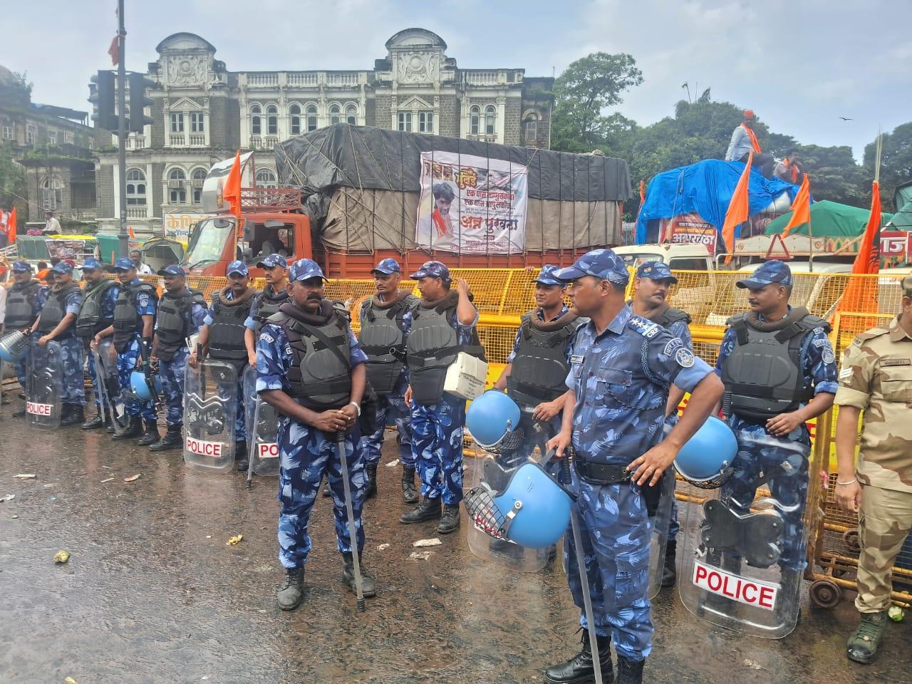 यातायात विभाग ने जानकारी दी कि सीएसएमटी स्टेशन और मुंबई नगर निगम की ओर जाने वाली कई सड़कें अस्थायी रूप से बंद कर दी गई हैं. 