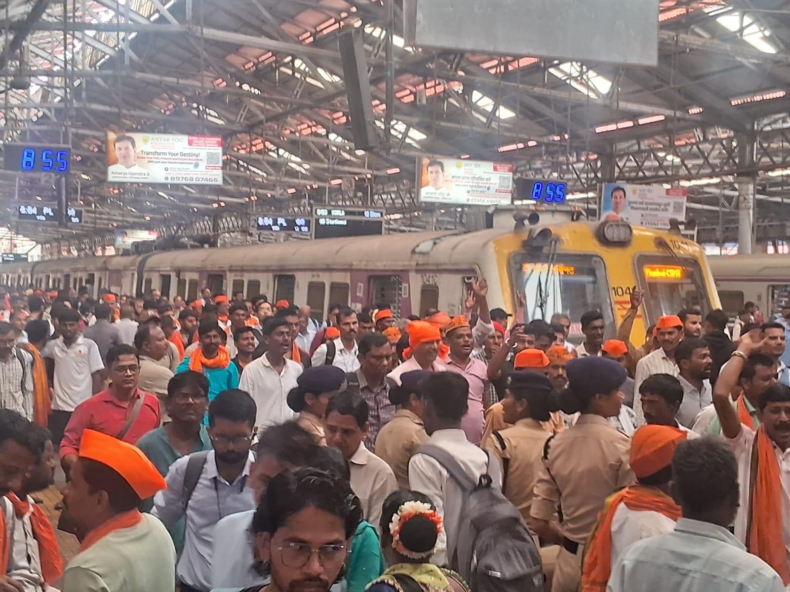 पी. डि’मेलो रोड और आसपास के मार्गों पर वाहनों का प्रवेश रोका गया है. ट्रैफिक पुलिस ने यात्रियों से अपील की है कि वे वैकल्पिक मार्गों का इस्तेमाल करें और लोकल ट्रेनों की सुविधा का सहारा लें.