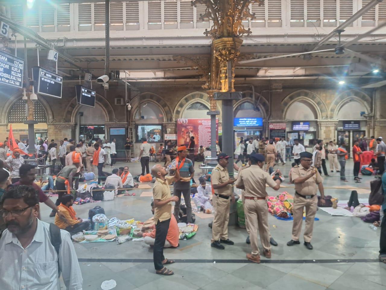 अधिकारियों का कहना है कि भीड़ नियंत्रण और किसी भी अप्रिय घटना को रोकने के लिए अर्धसैनिक बलों को लगाया गया है.