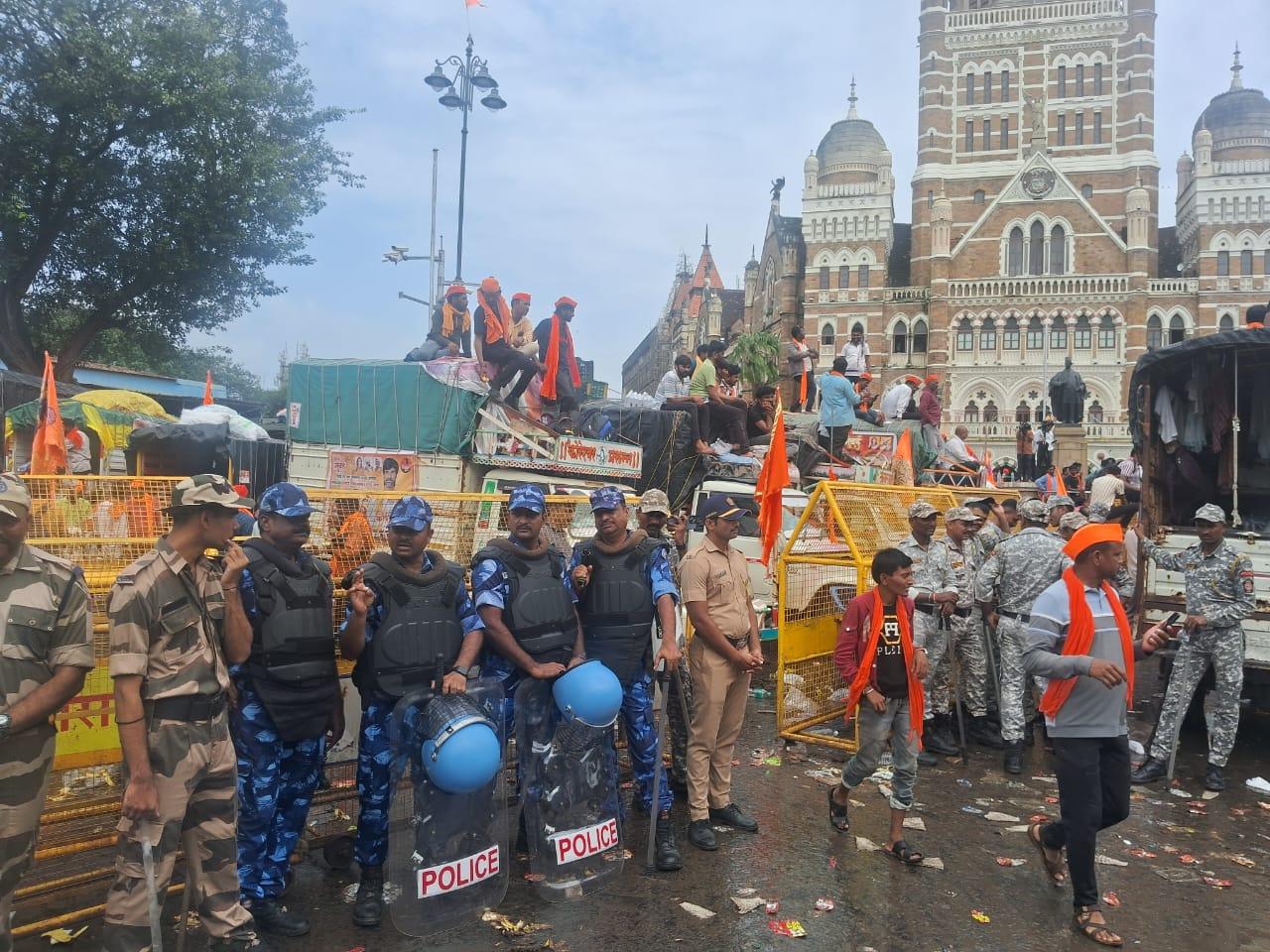 मुंबई के अलावा राज्य के अन्य हिस्सों से भी बड़ी संख्या में लोग राजधानी की ओर रुख कर रहे हैं. प्रशासन और पुलिस दोनों ही पक्षों से अपील कर रहे हैं कि आंदोलन शांतिपूर्ण ढंग से चलाया जाए और किसी भी तरह की अफवाहों पर ध्यान न दिया जाए.