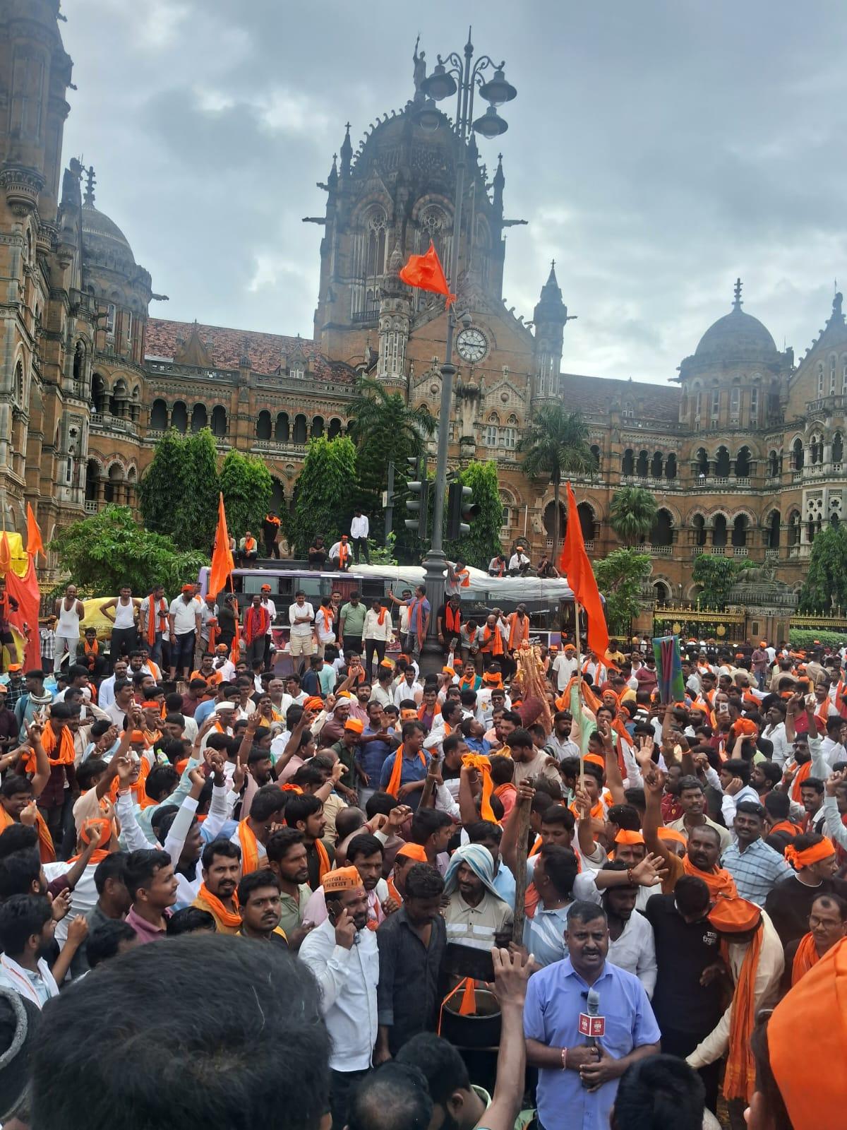 जगह-जगह बैरिकेडिंग की गई है और ड्रोन कैमरों की मदद से भी निगरानी की जा रही है. आंदोलनकारियों की भीड़ को देखते हुए रेलवे पुलिस और आरपीएफ भी सक्रिय हो गई है. 