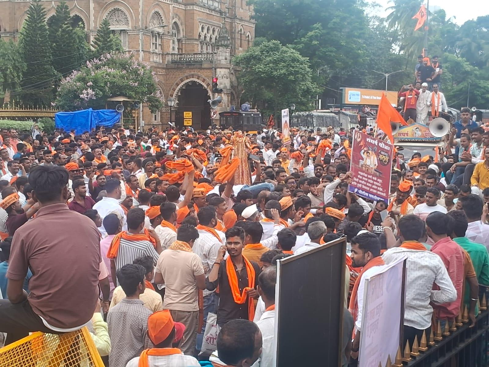 सीएसएमटी स्टेशन पर यात्रियों को किसी तरह की असुविधा न हो, इसके लिए अलग से प्रवेश और निकास गेट तय किए गए हैं. 